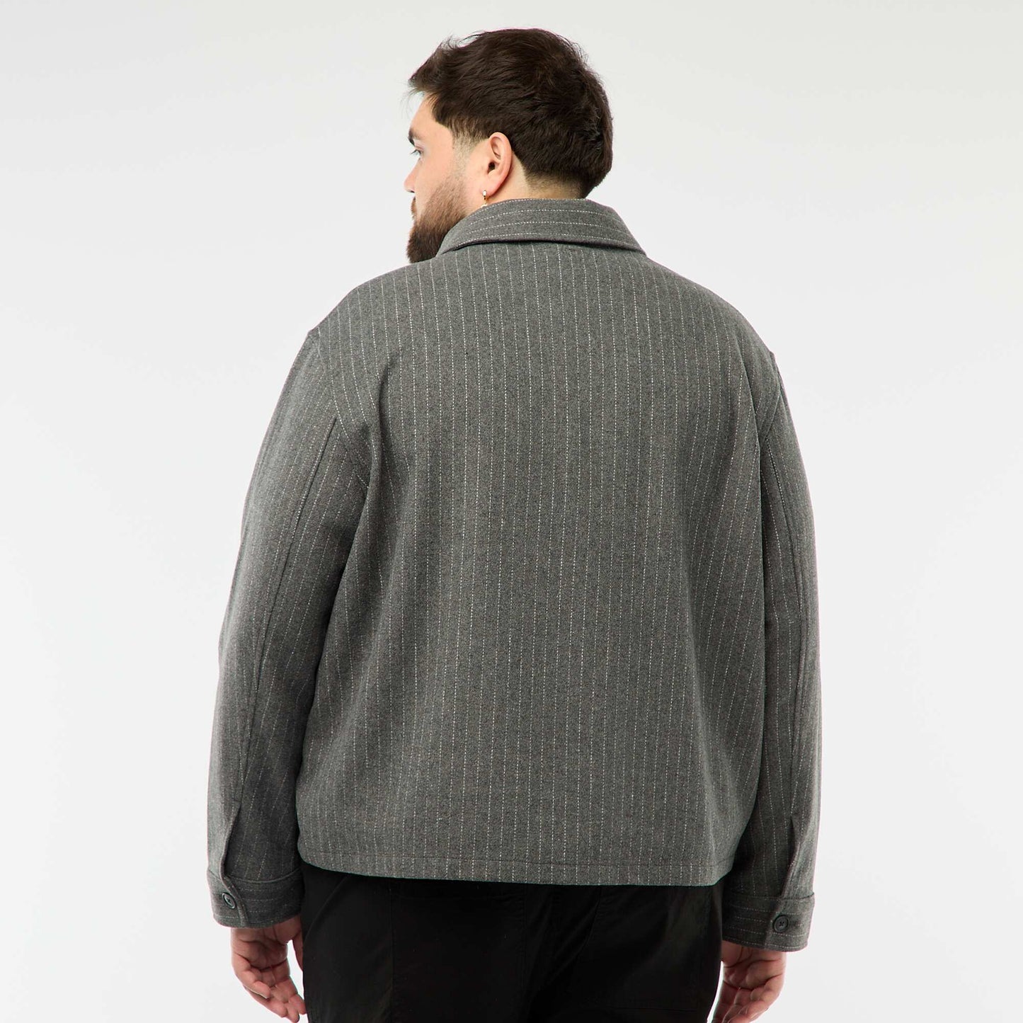 Sobrecamisa con abertura abotonada y bolsillos con solapa GRIS