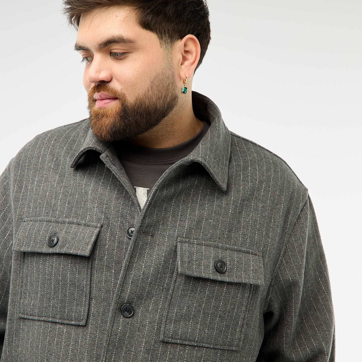 Sobrecamisa con abertura abotonada y bolsillos con solapa GRIS