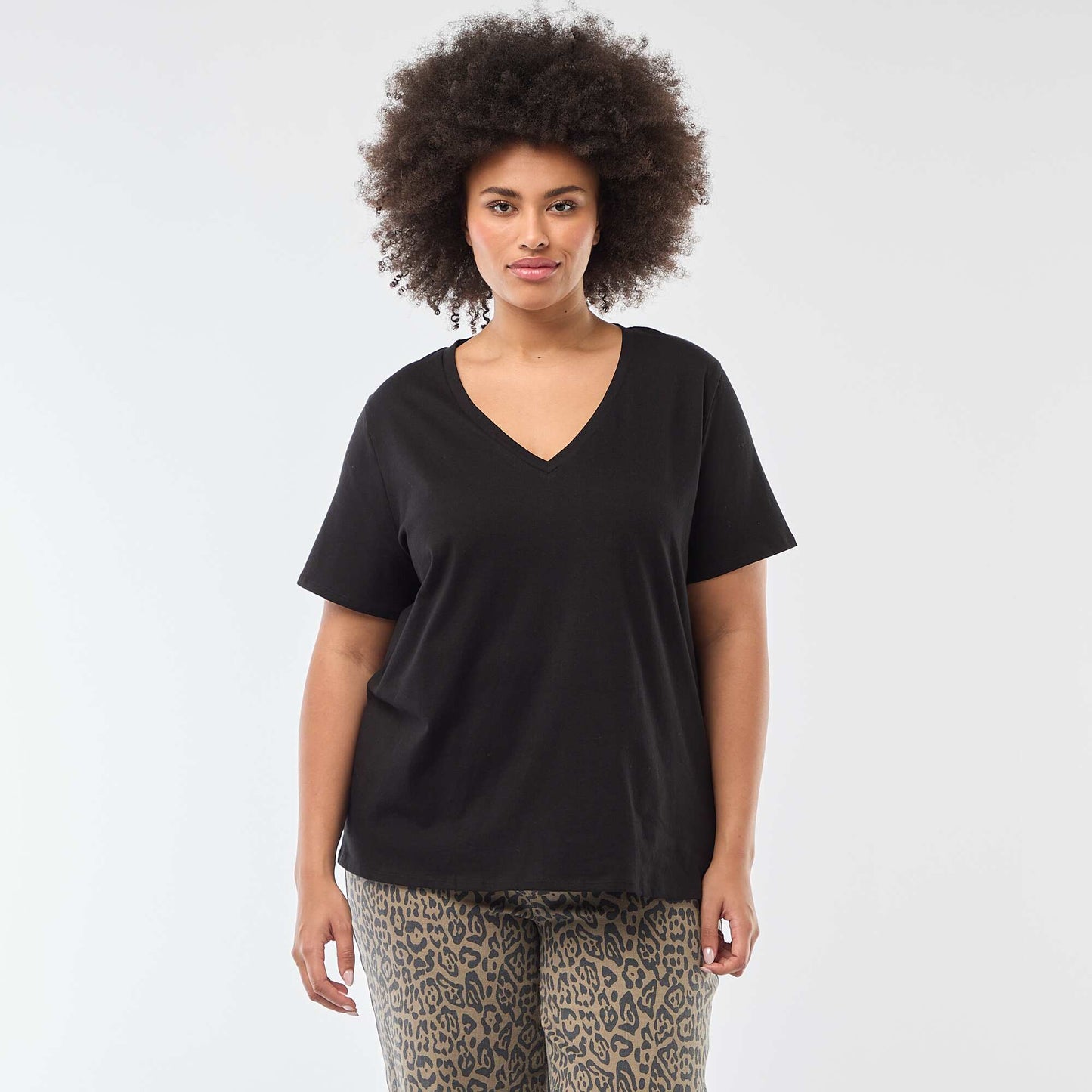 Camiseta básica de manga corta y cuello en pico NEGRO