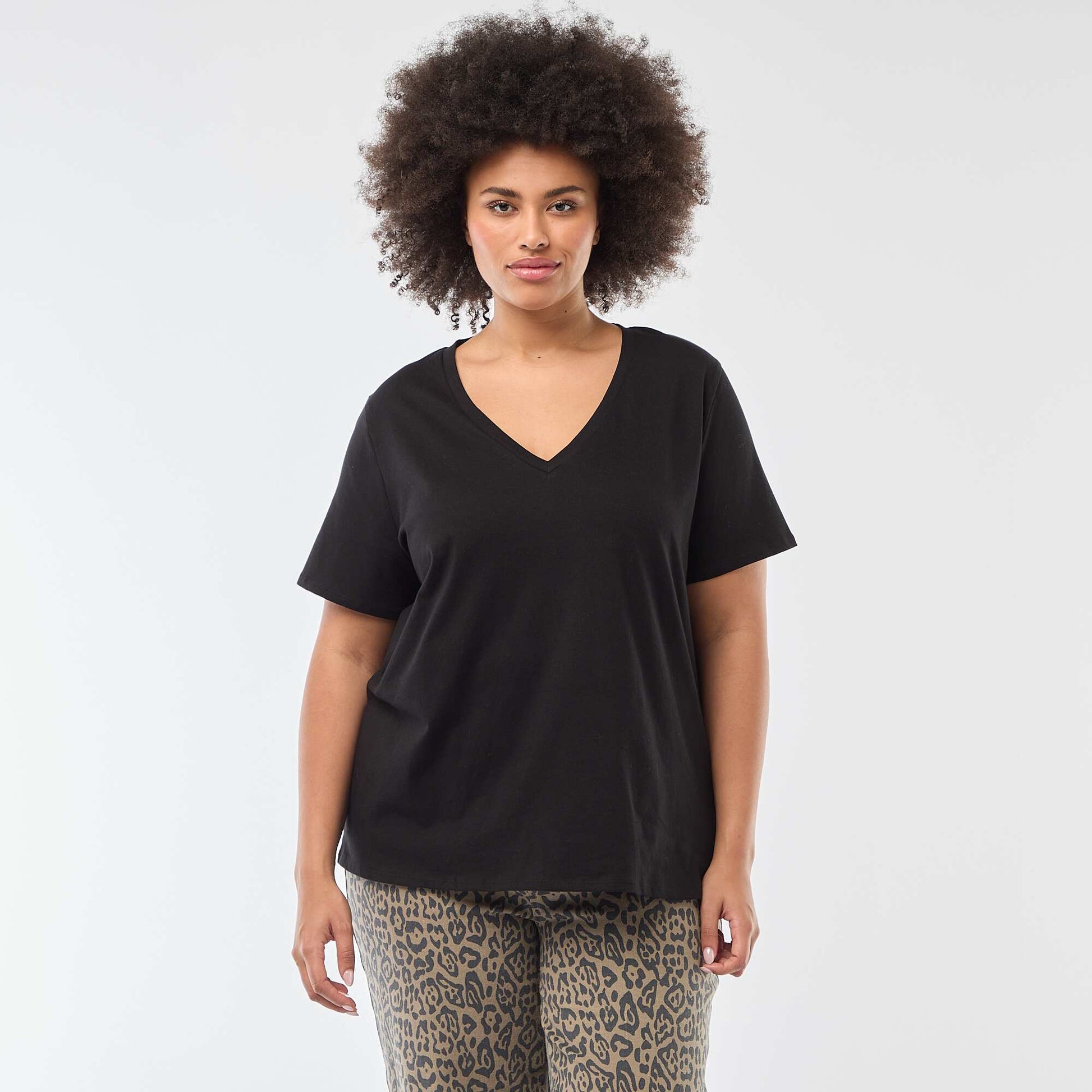 Camiseta básica de manga corta y cuello en pico NEGRO