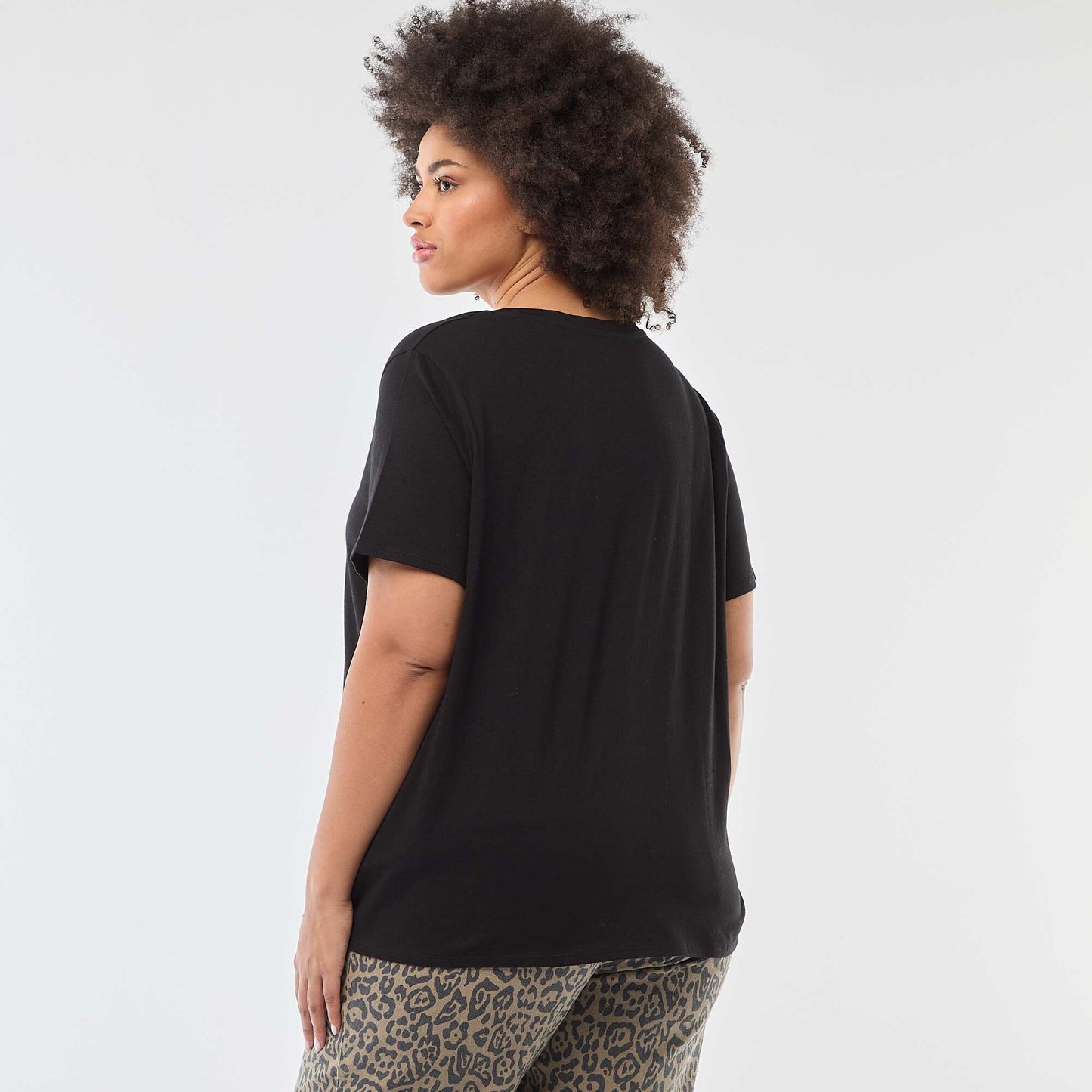 Camiseta básica de manga corta y cuello en pico NEGRO