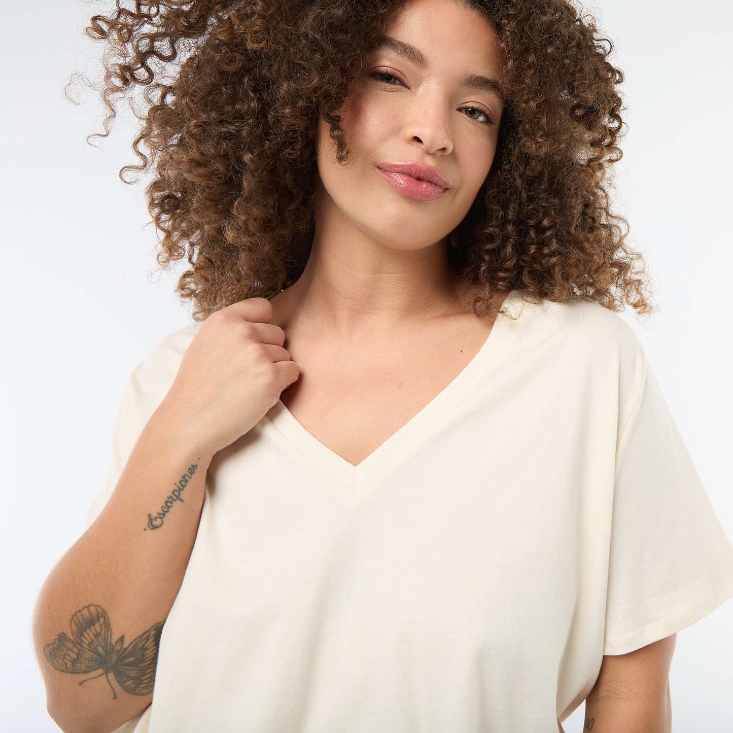 Camiseta básica de manga corta y cuello en pico BLANCO