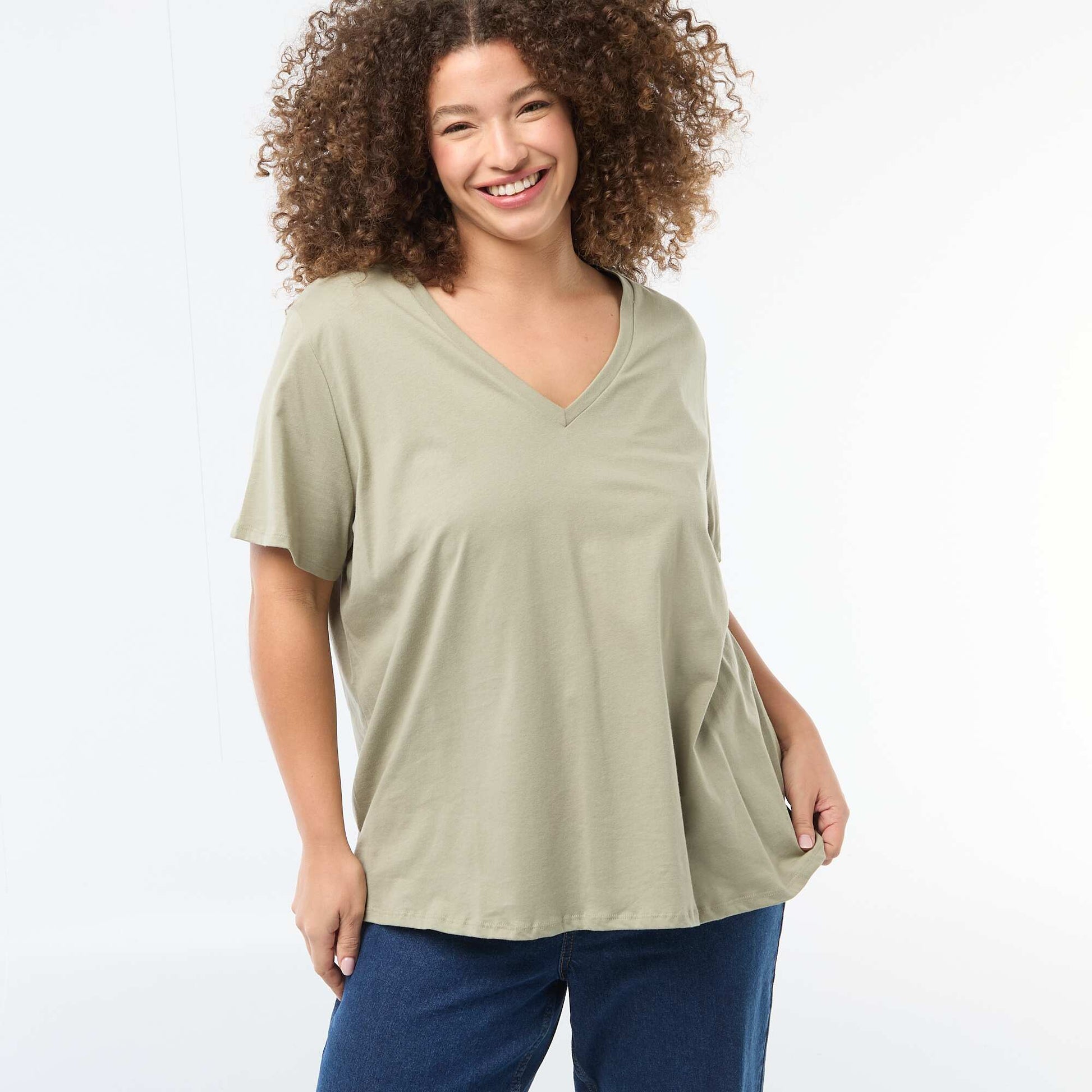 Camiseta básica de manga corta y cuello en pico VERDE