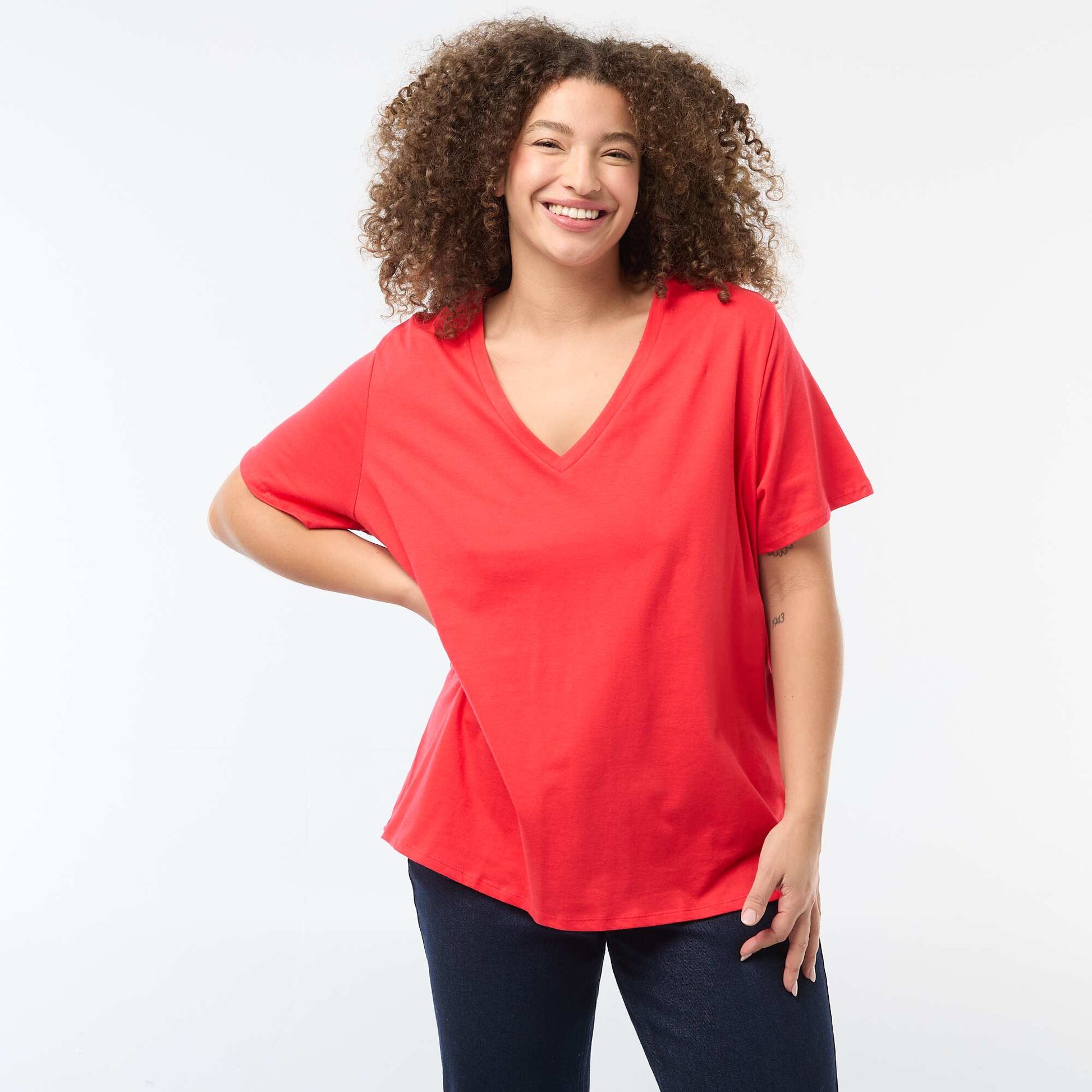 Camiseta básica de manga corta y cuello en pico ROJO