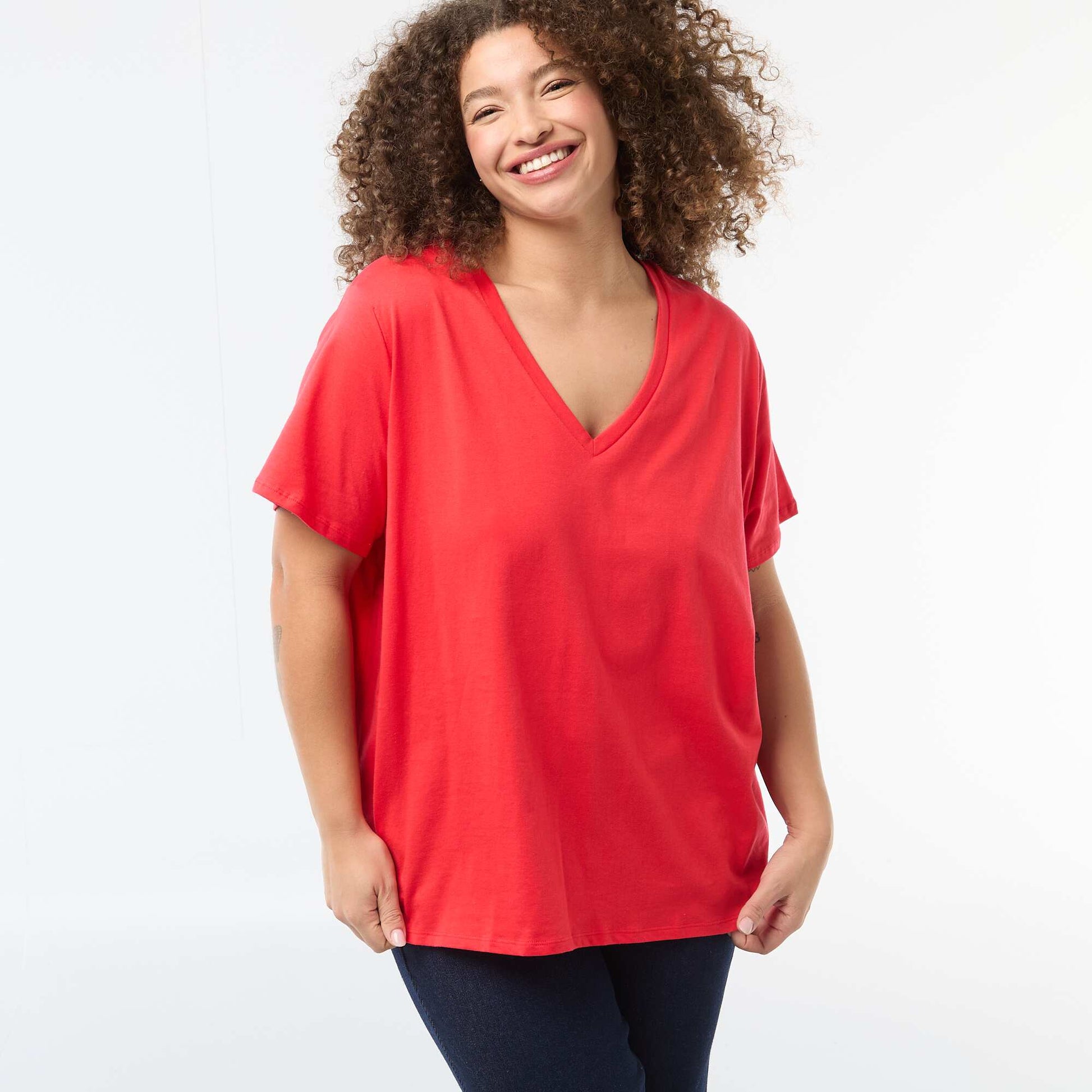 Camiseta básica de manga corta y cuello en pico ROJO