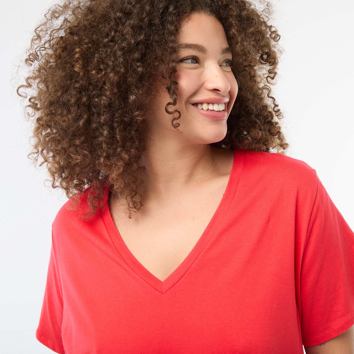 Camiseta básica de manga corta y cuello en pico ROJO