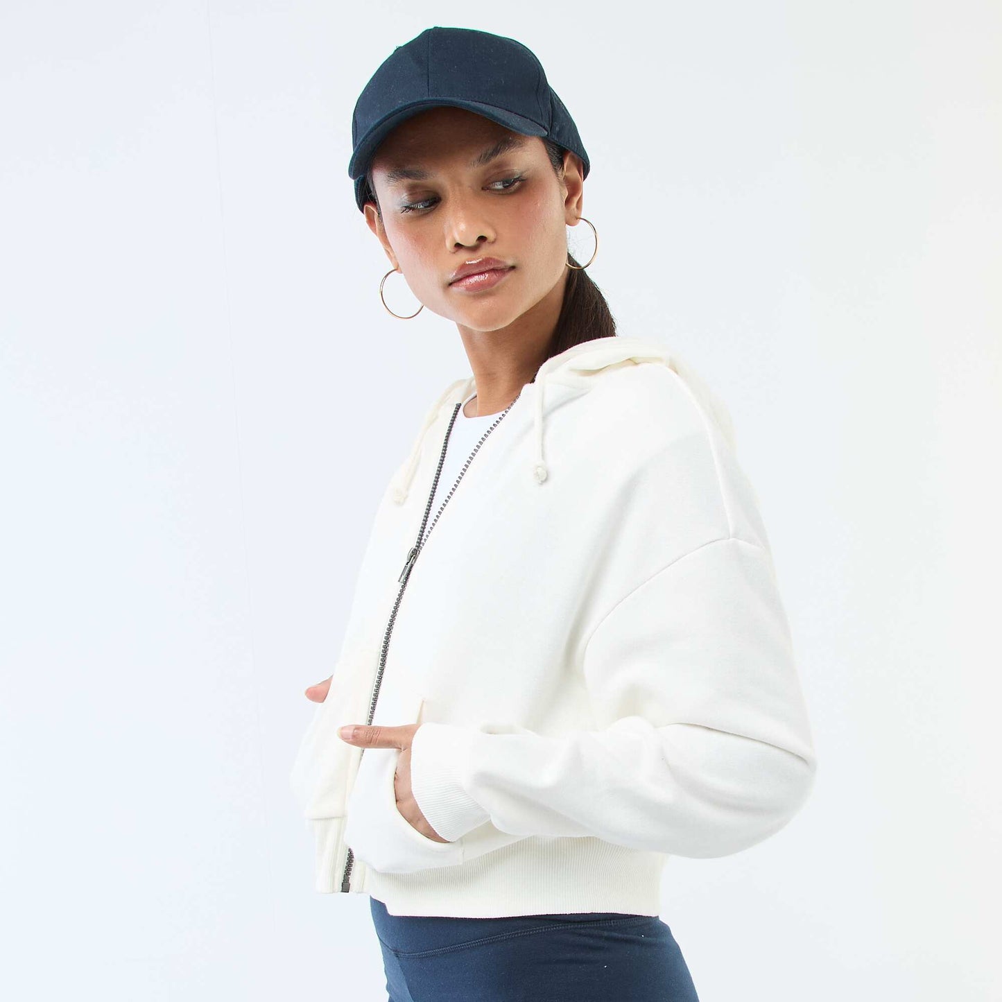 Buzo con capucha crop top BLANCO