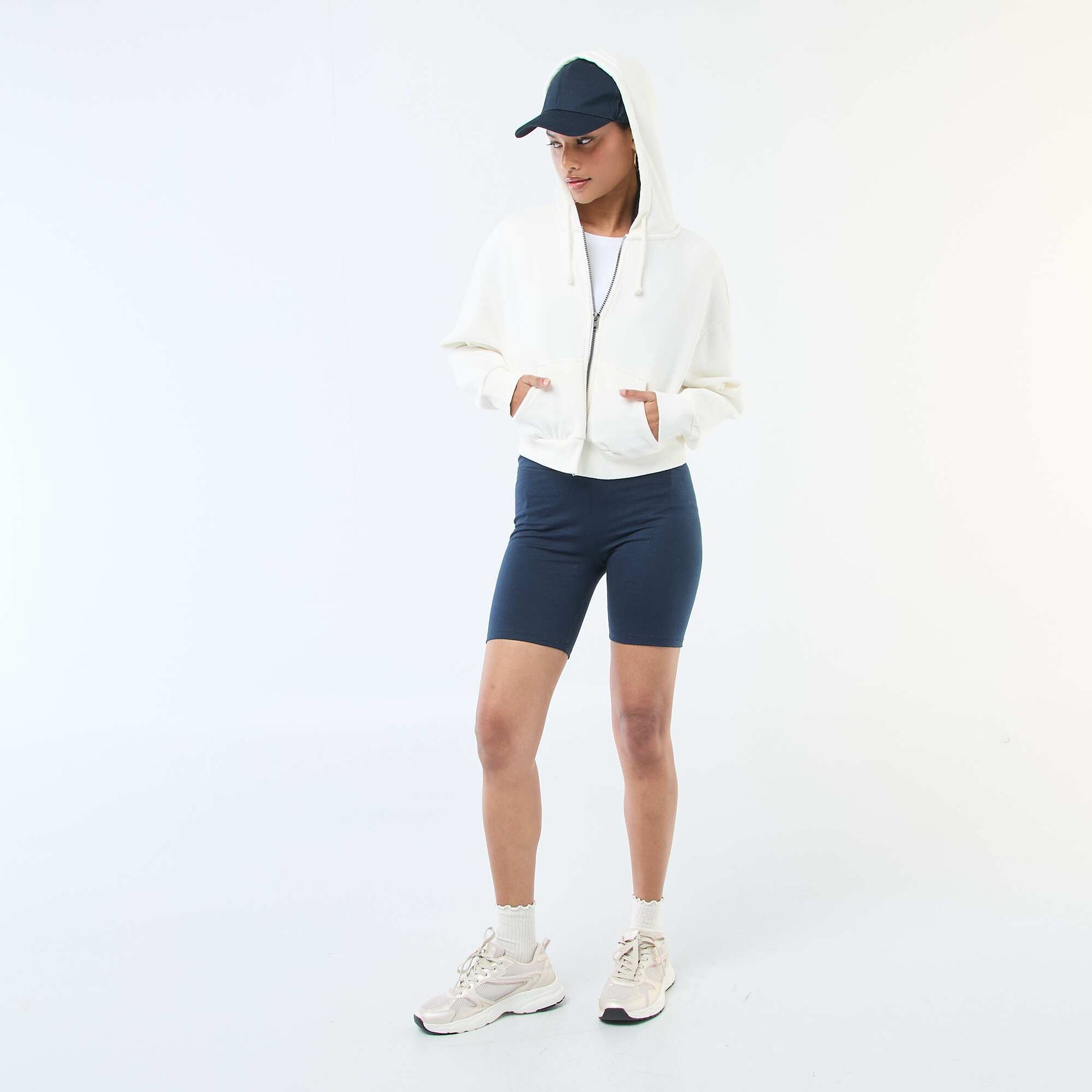 Buzo con capucha crop top BLANCO