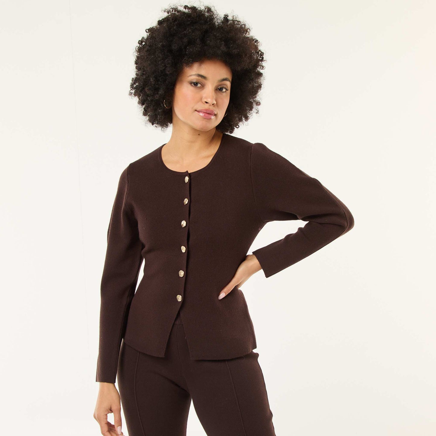 Chaqueta con botones dorados MARRON