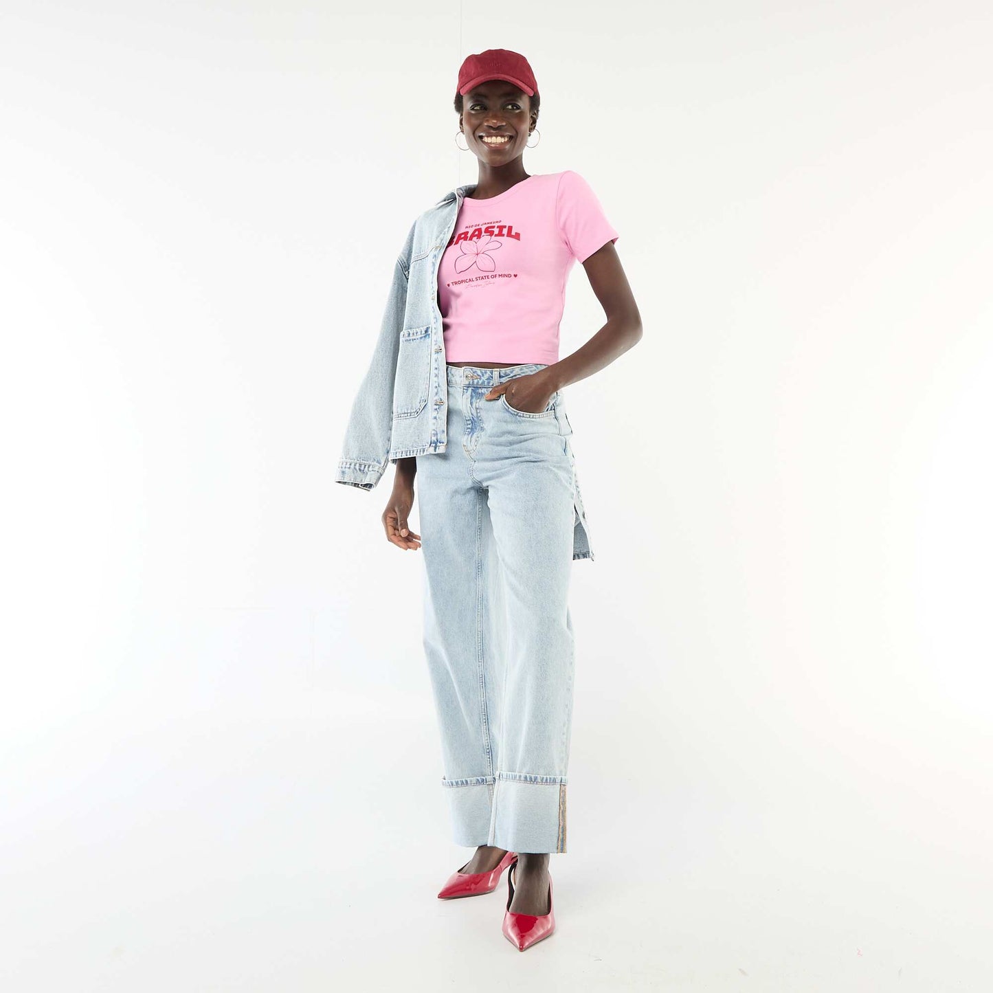 Camiseta estampada de manga corta con diseño ROSA