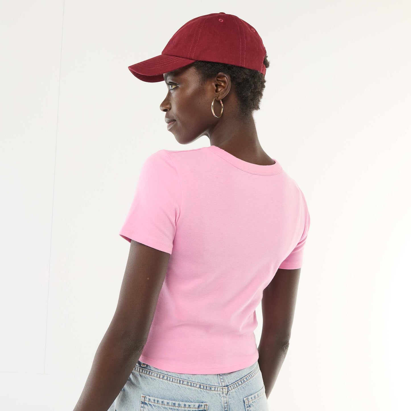 Camiseta estampada de manga corta con diseño ROSA