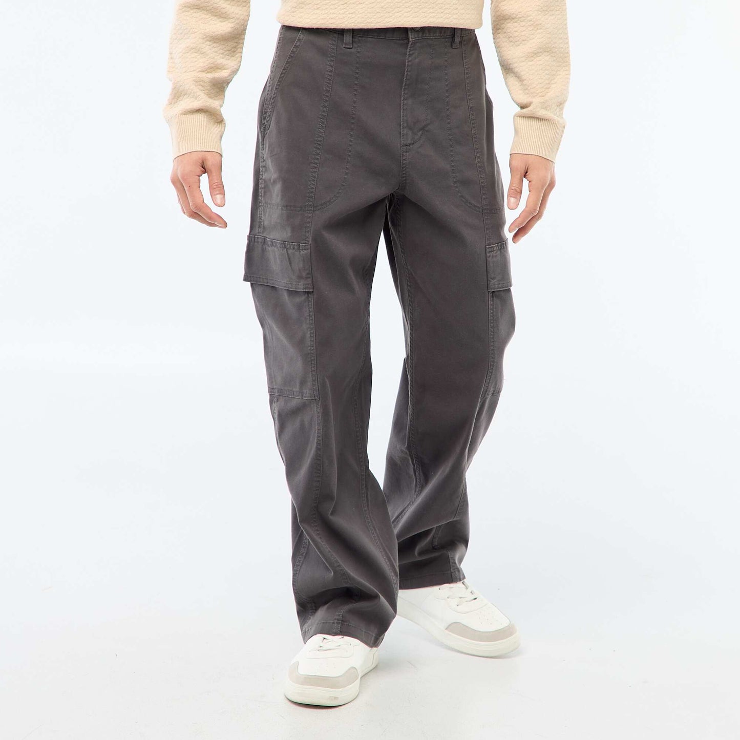 Pantalón multibolsillos liso corte recto / Regular Fit NEGRO