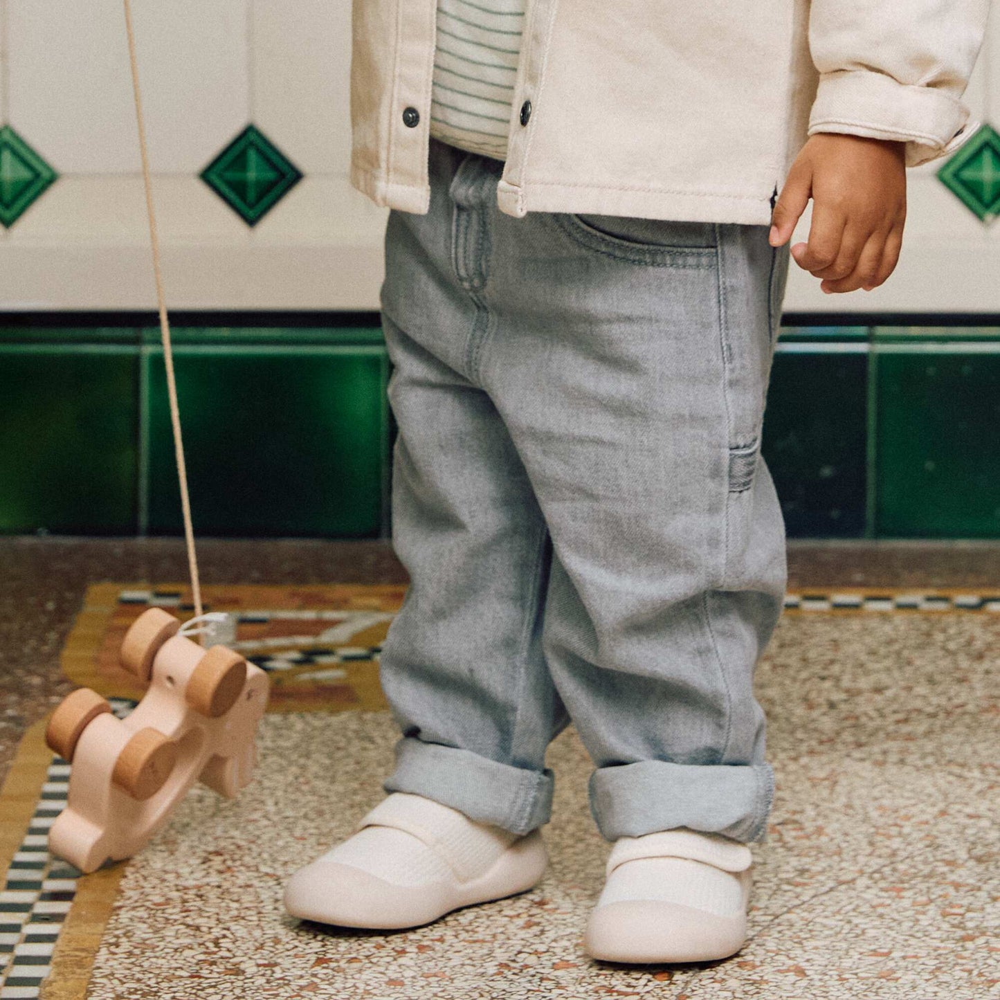 Jean ancho con cintura ajustable GRIS