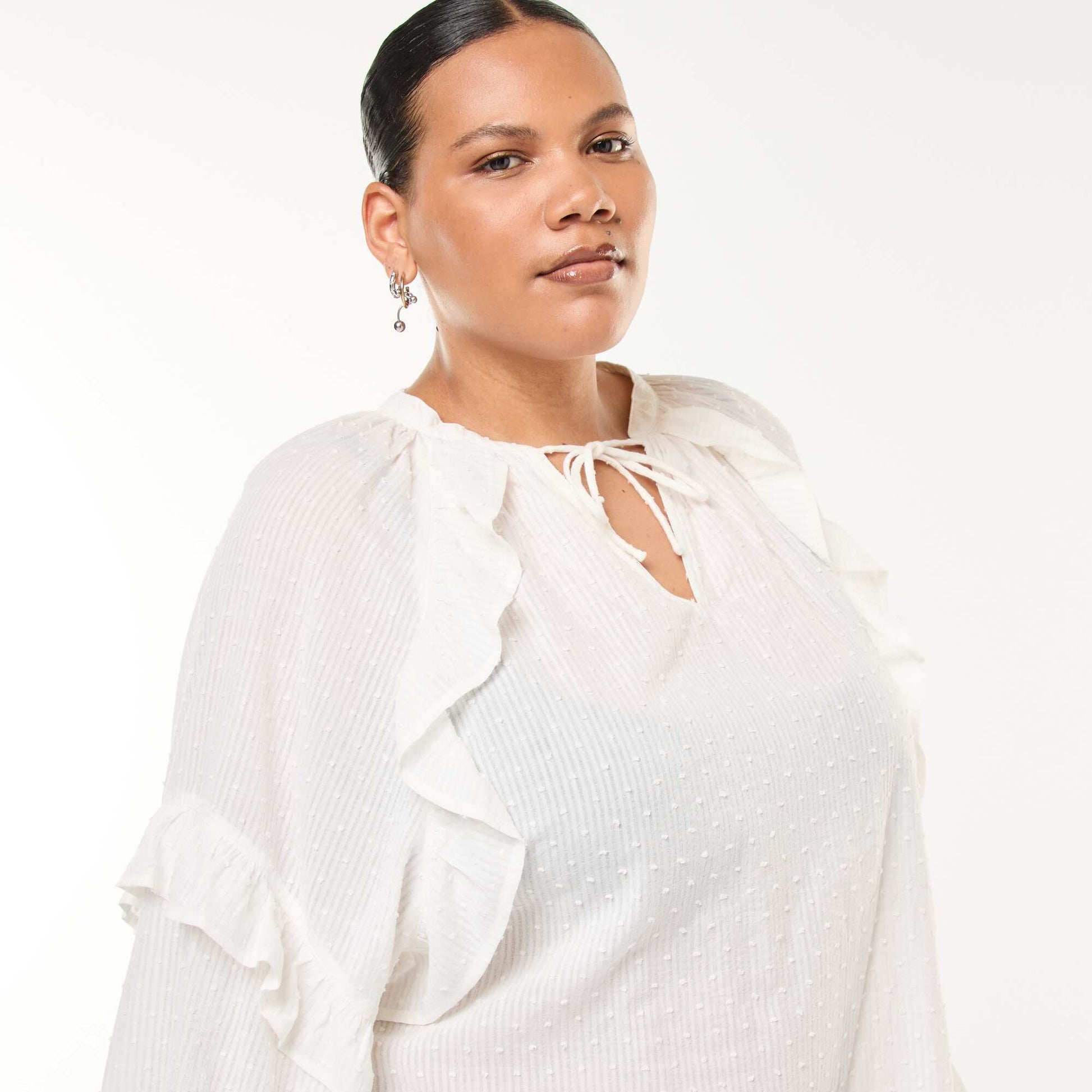 Blusa de plumeti con volante y lazos para anudar al cuello BLANCO
