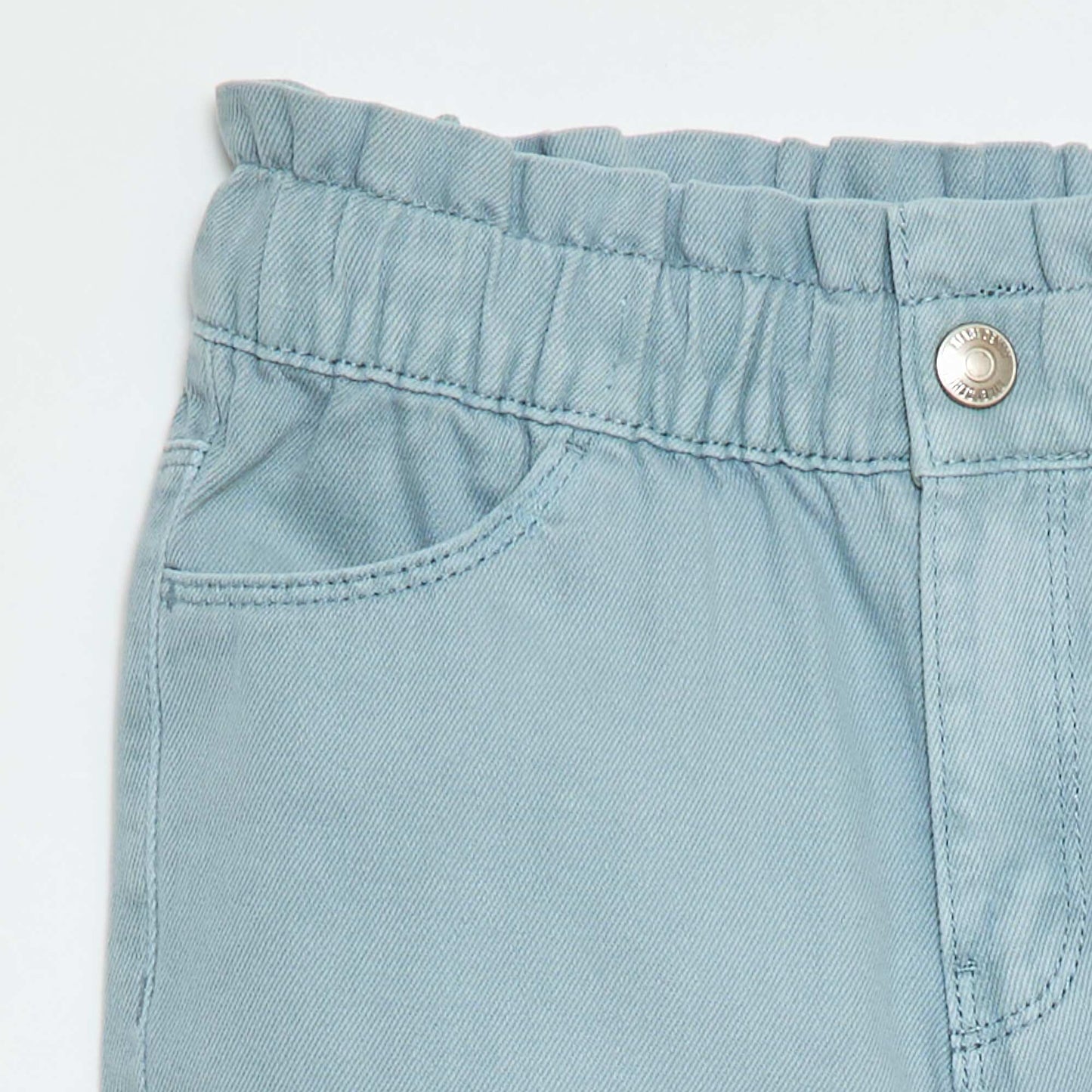 Pantalón jean corte mom con estampado AZUL