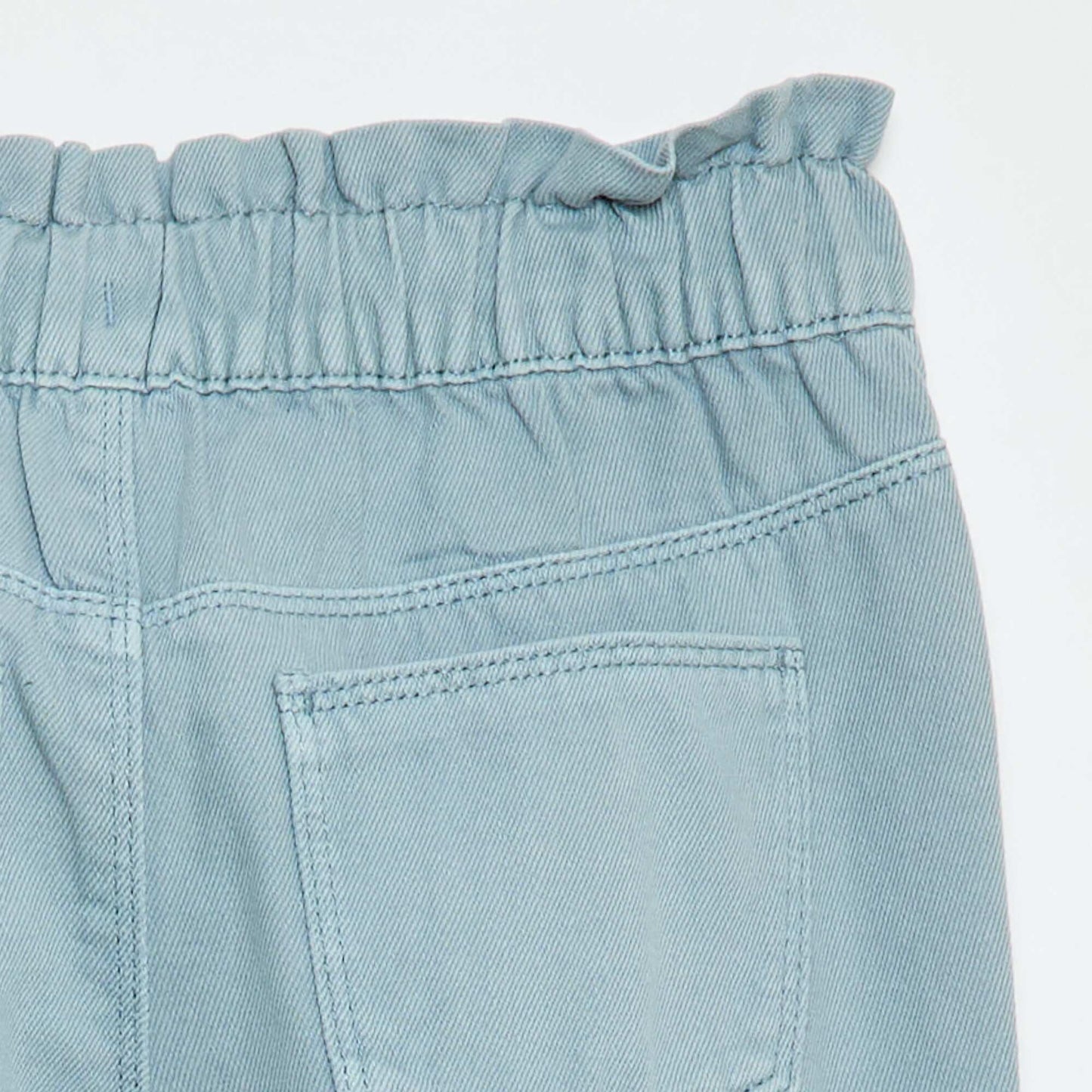 Pantalón jean corte mom con estampado AZUL
