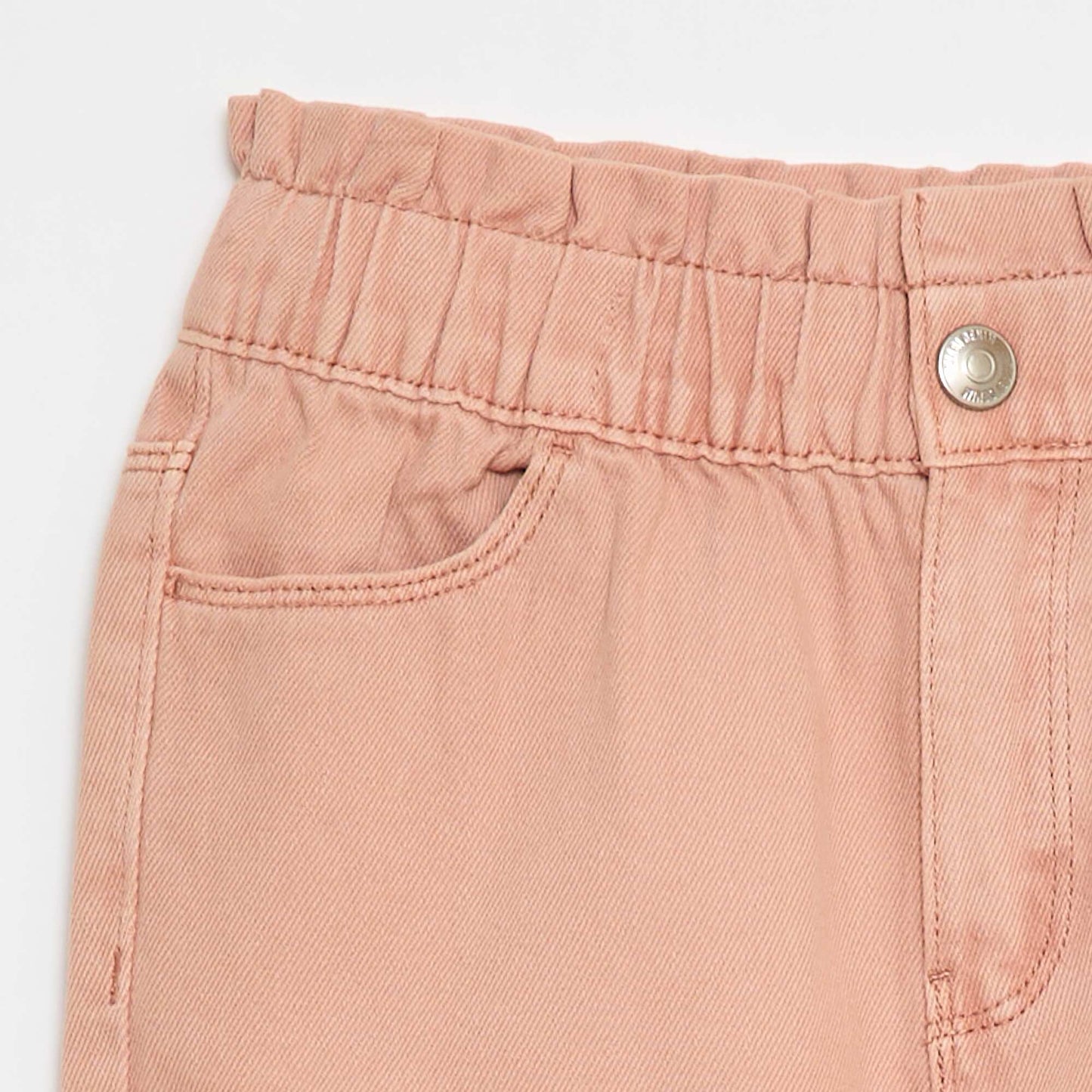 Pantalón jean corte mom con estampado ROSA