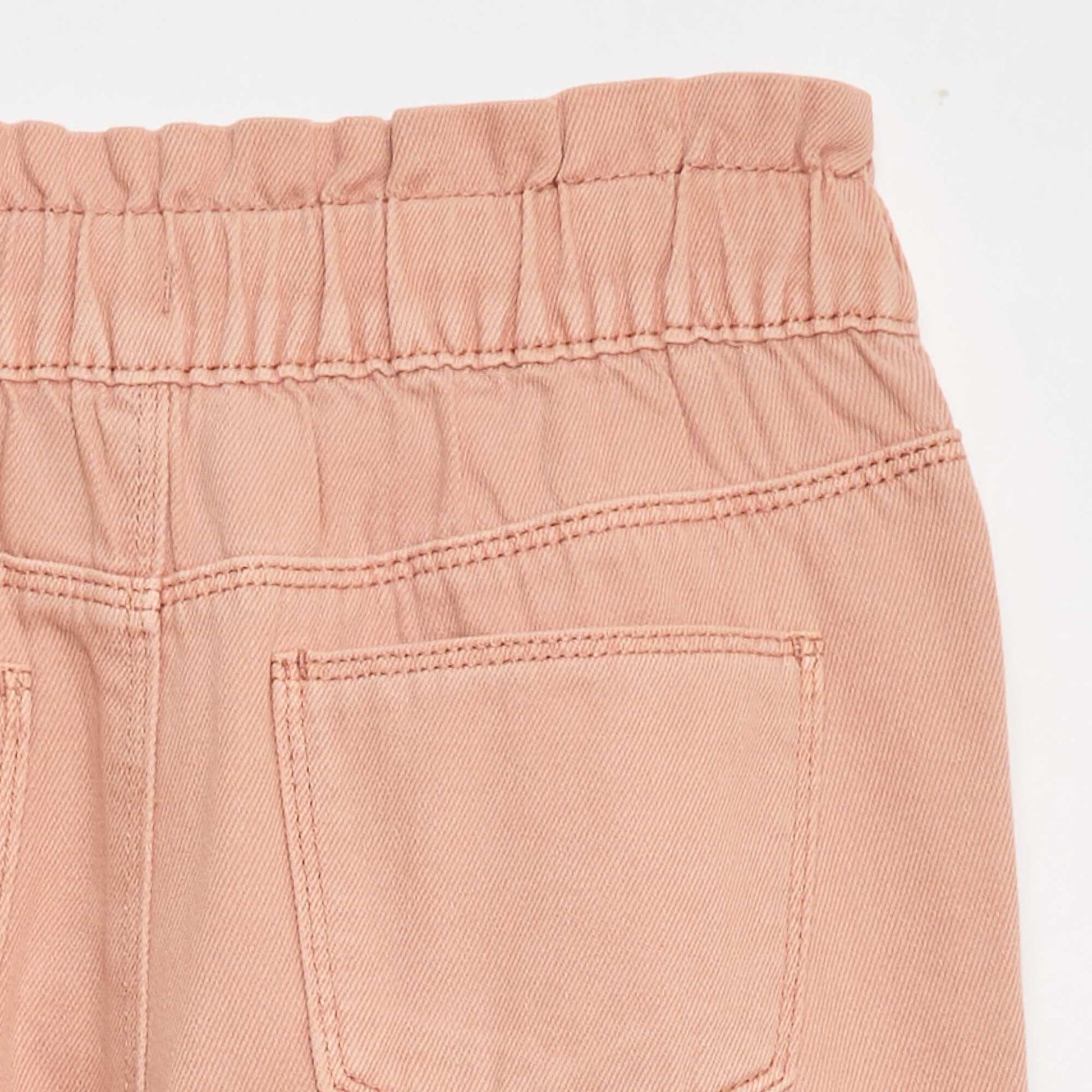 Pantalón jean corte mom con estampado ROSA