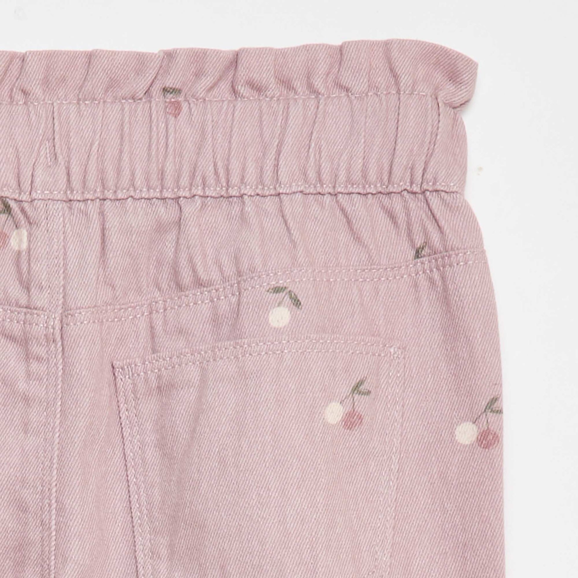 Pantalón jean corte mom con estampado ROSA