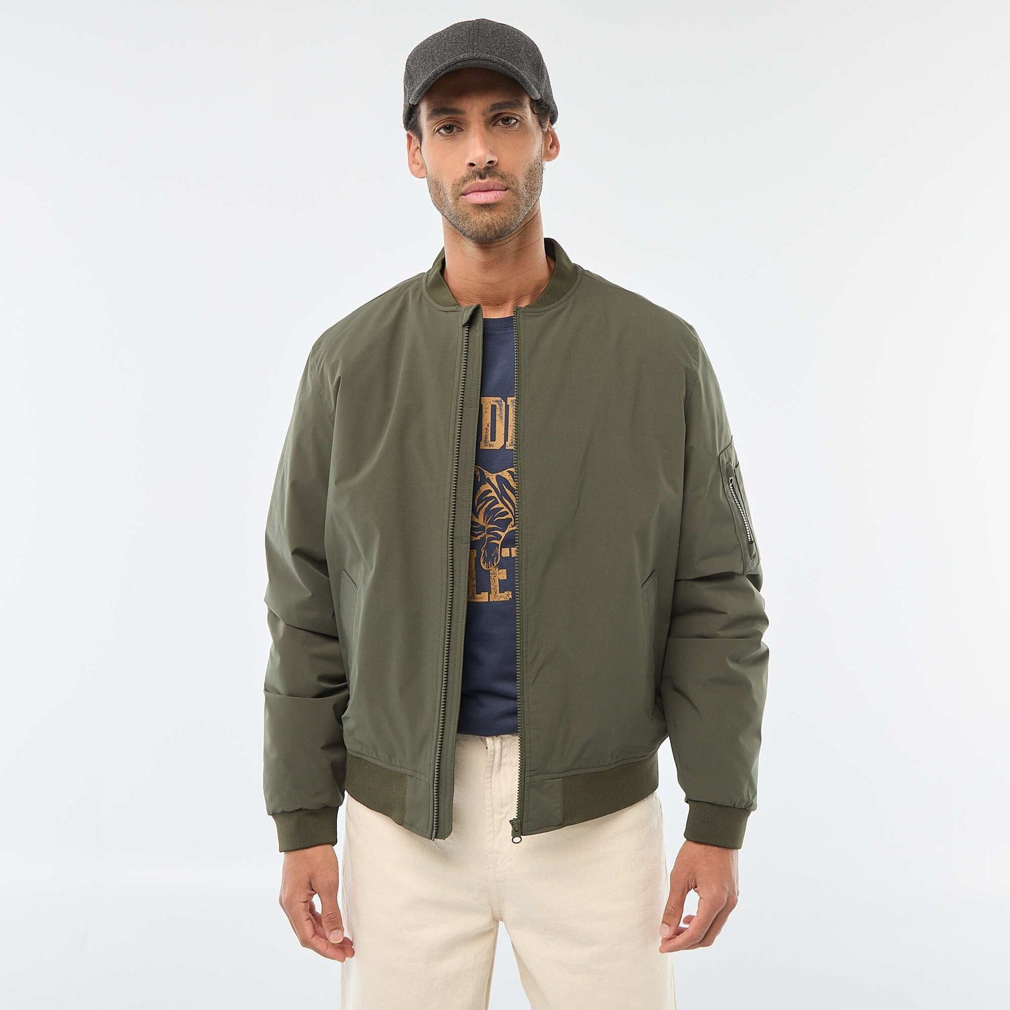 Campera estilo aviador con bolsillo con cremallera en la manga KAKI