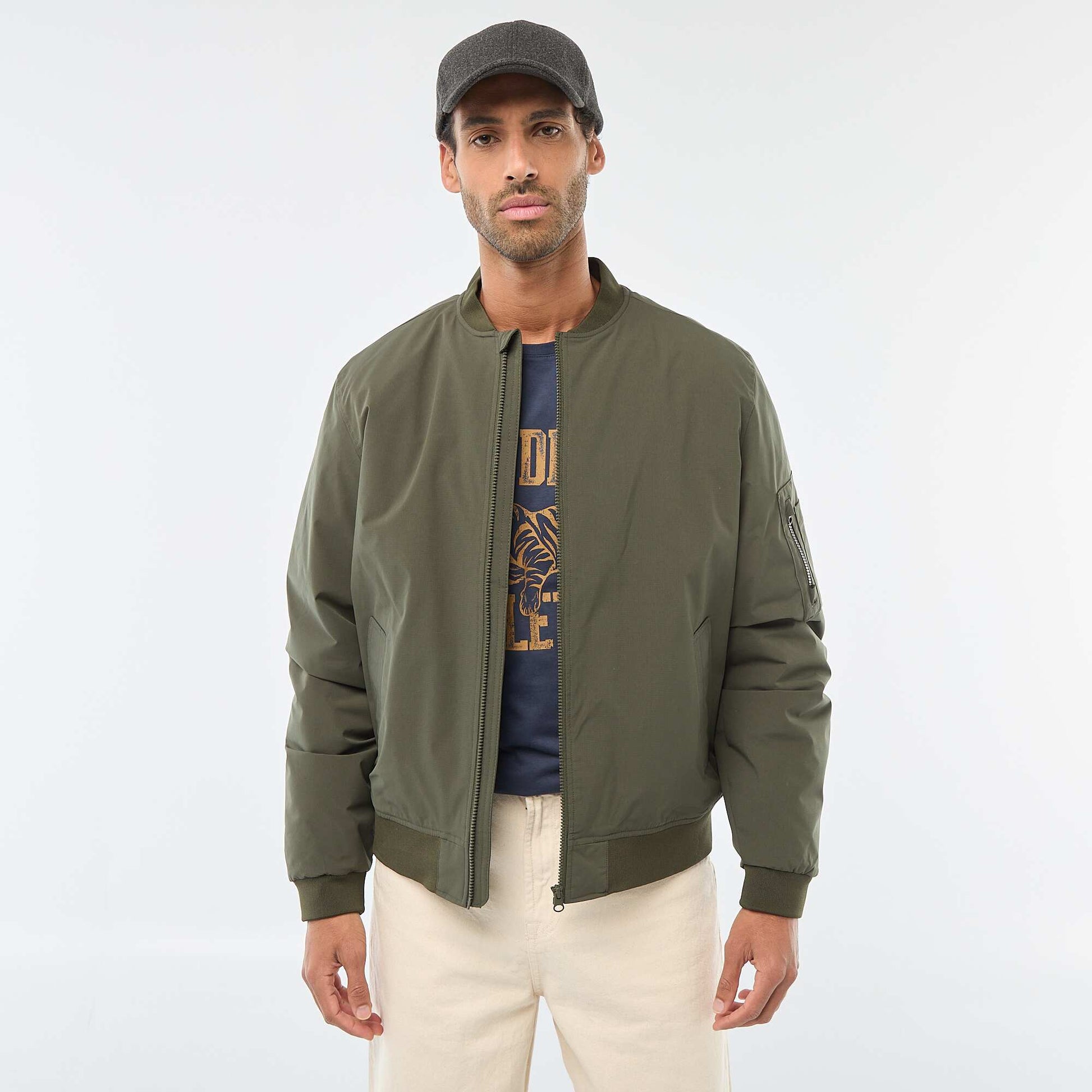Campera estilo aviador con bolsillo con cremallera en la manga KAKI