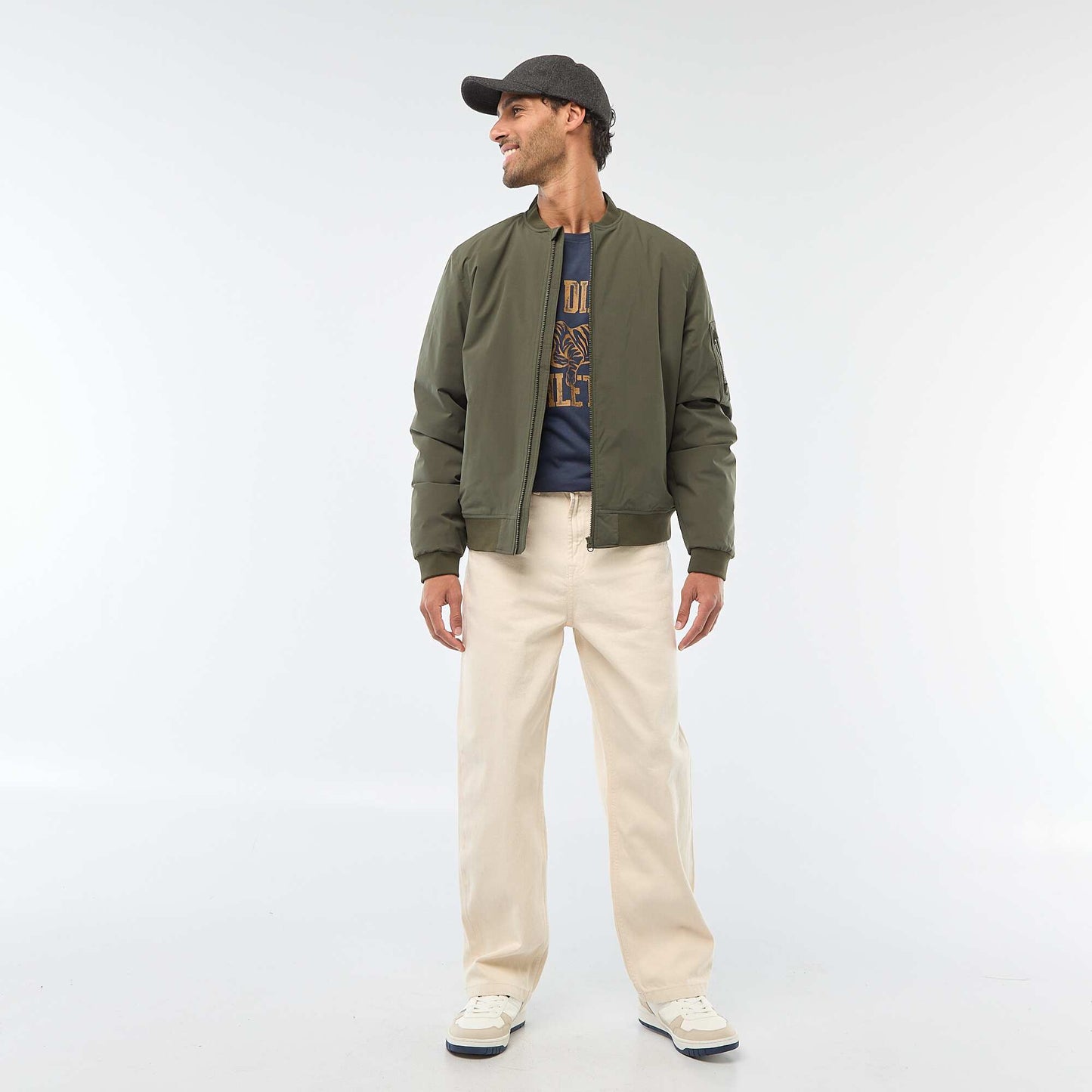 Campera estilo aviador con bolsillo con cremallera en la manga KAKI
