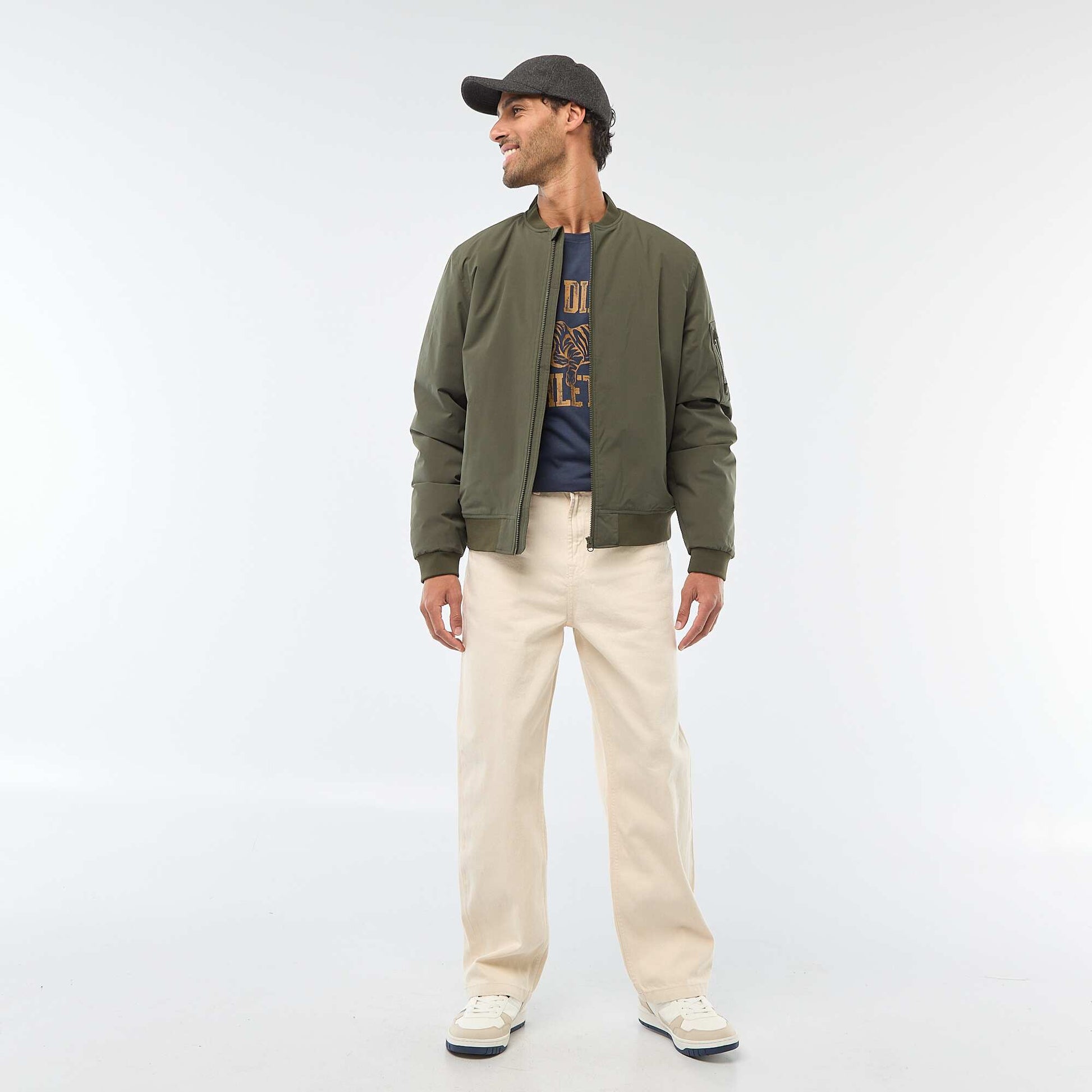 Campera estilo aviador con bolsillo con cremallera en la manga KAKI