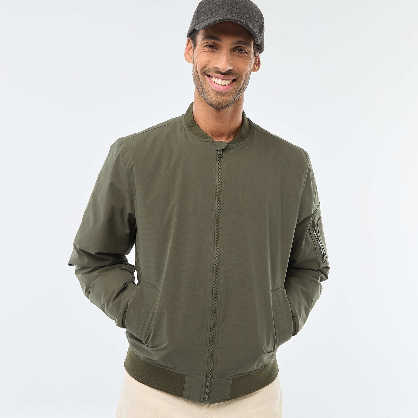 Campera estilo aviador con bolsillo con cremallera en la manga KAKI