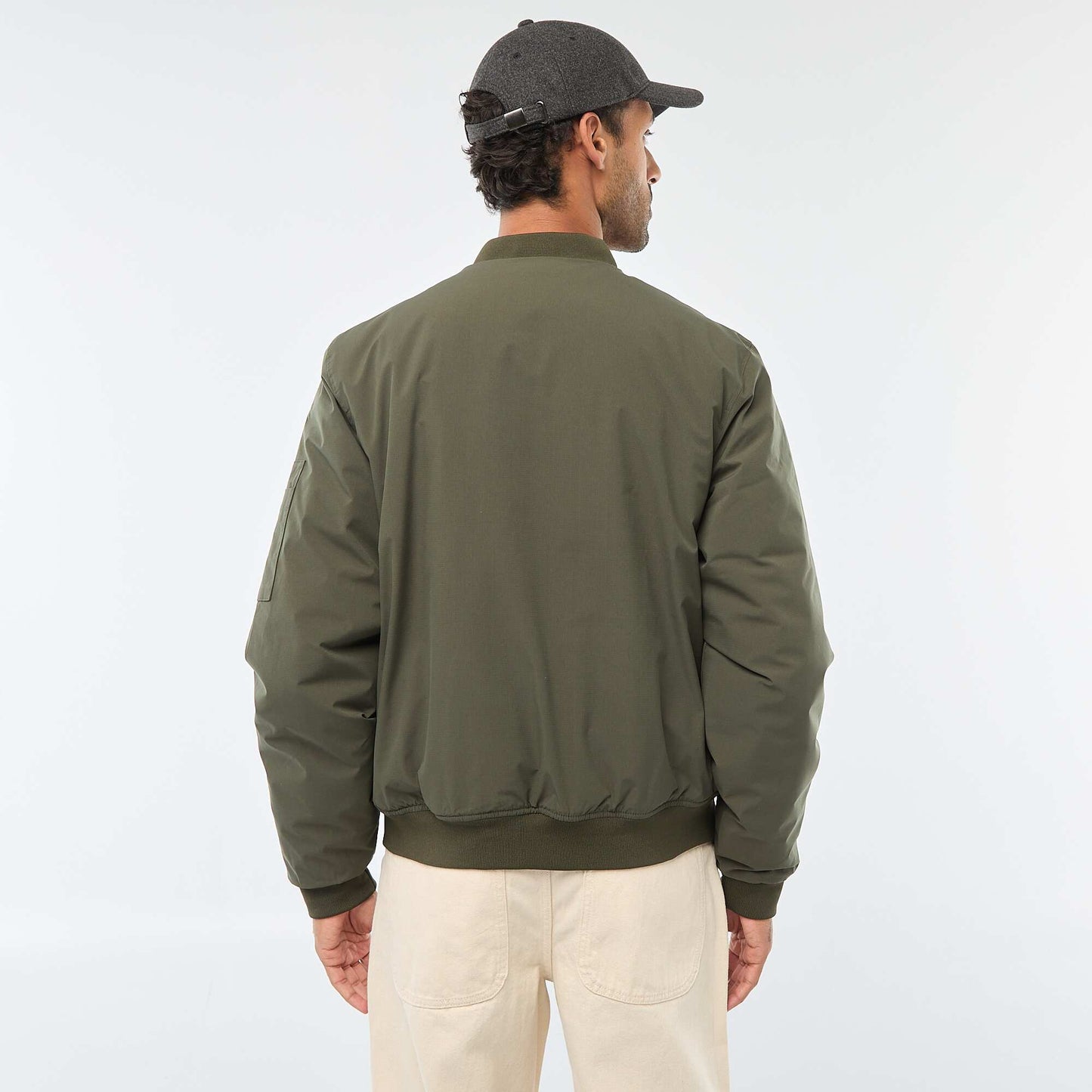 Campera estilo aviador con bolsillo con cremallera en la manga KAKI