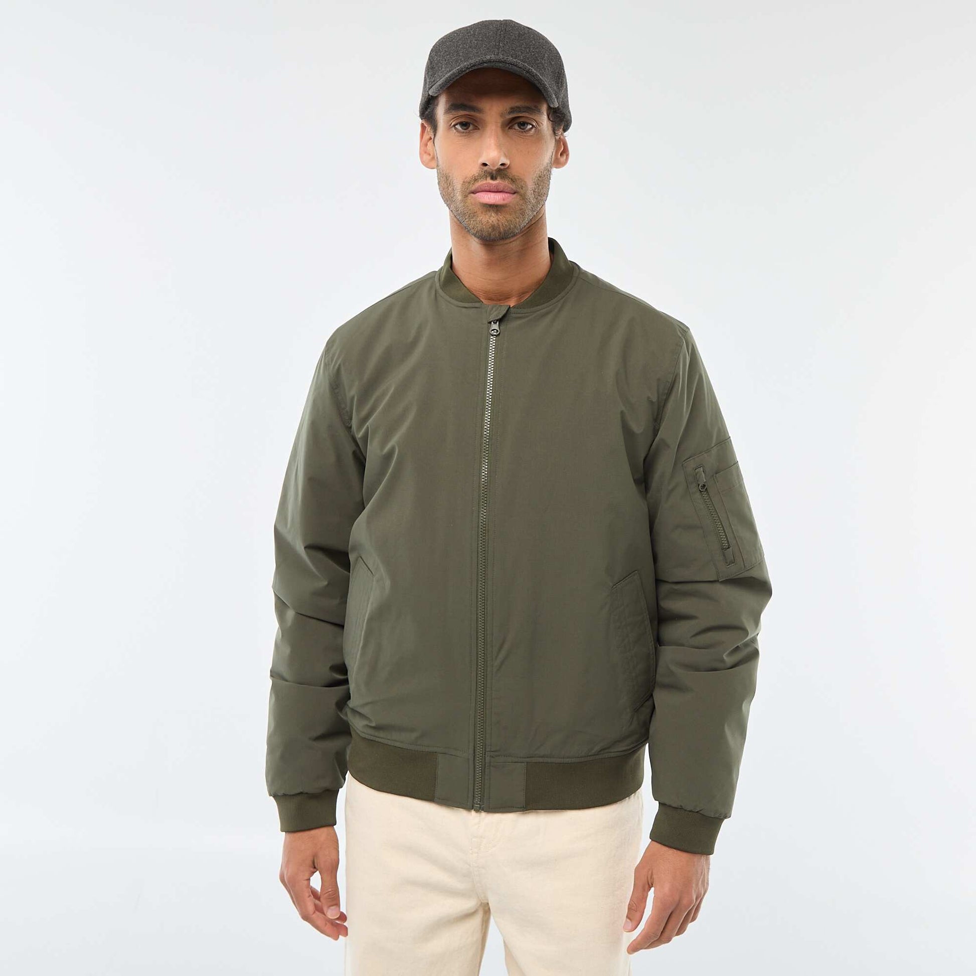 Campera estilo aviador con bolsillo con cremallera en la manga KAKI