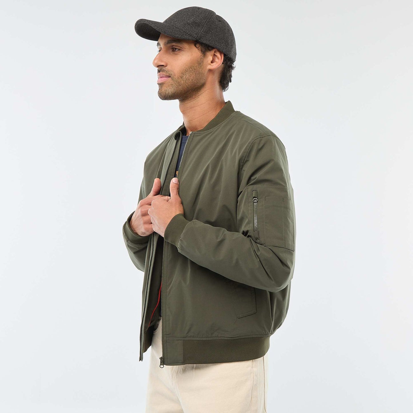 Campera estilo aviador con bolsillo con cremallera en la manga KAKI