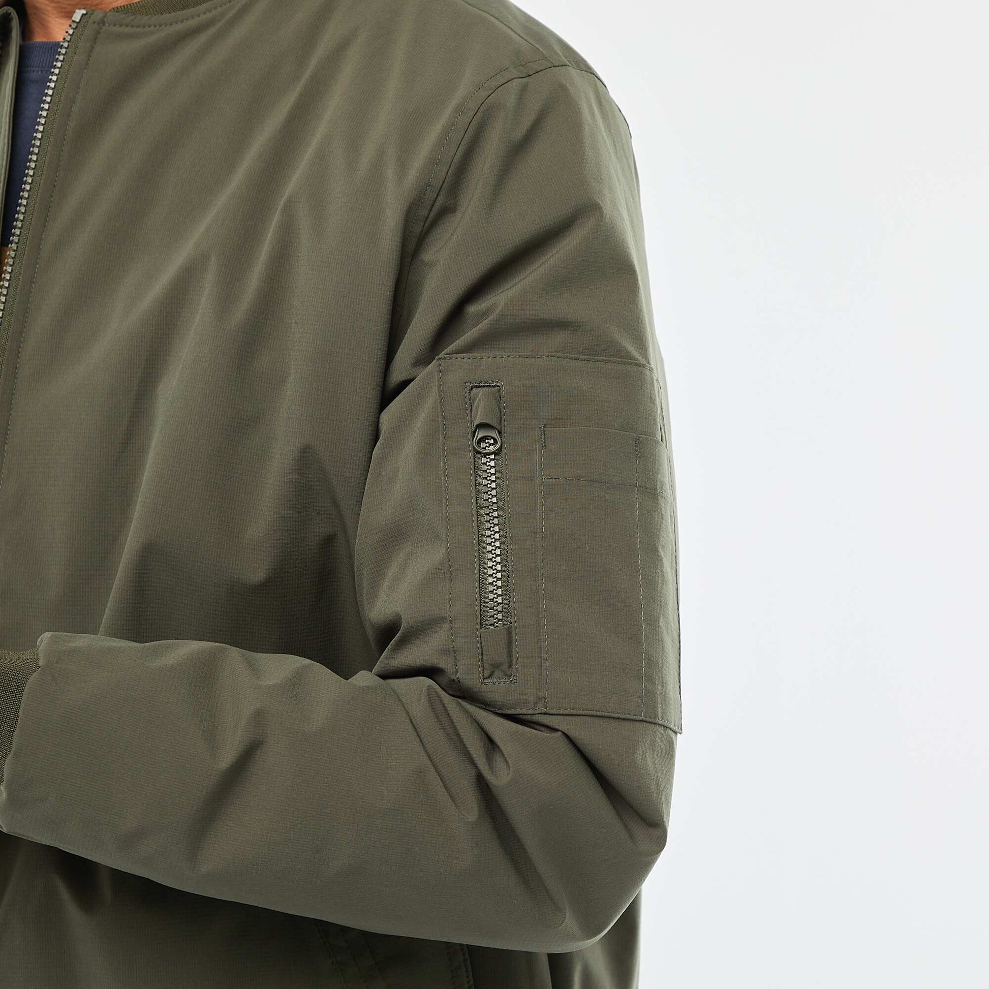 Campera estilo aviador con bolsillo con cremallera en la manga KAKI