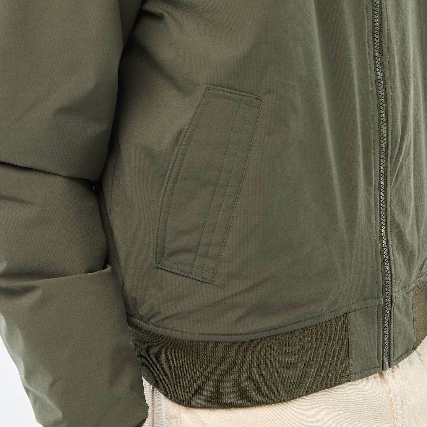 Campera estilo aviador con bolsillo con cremallera en la manga KAKI