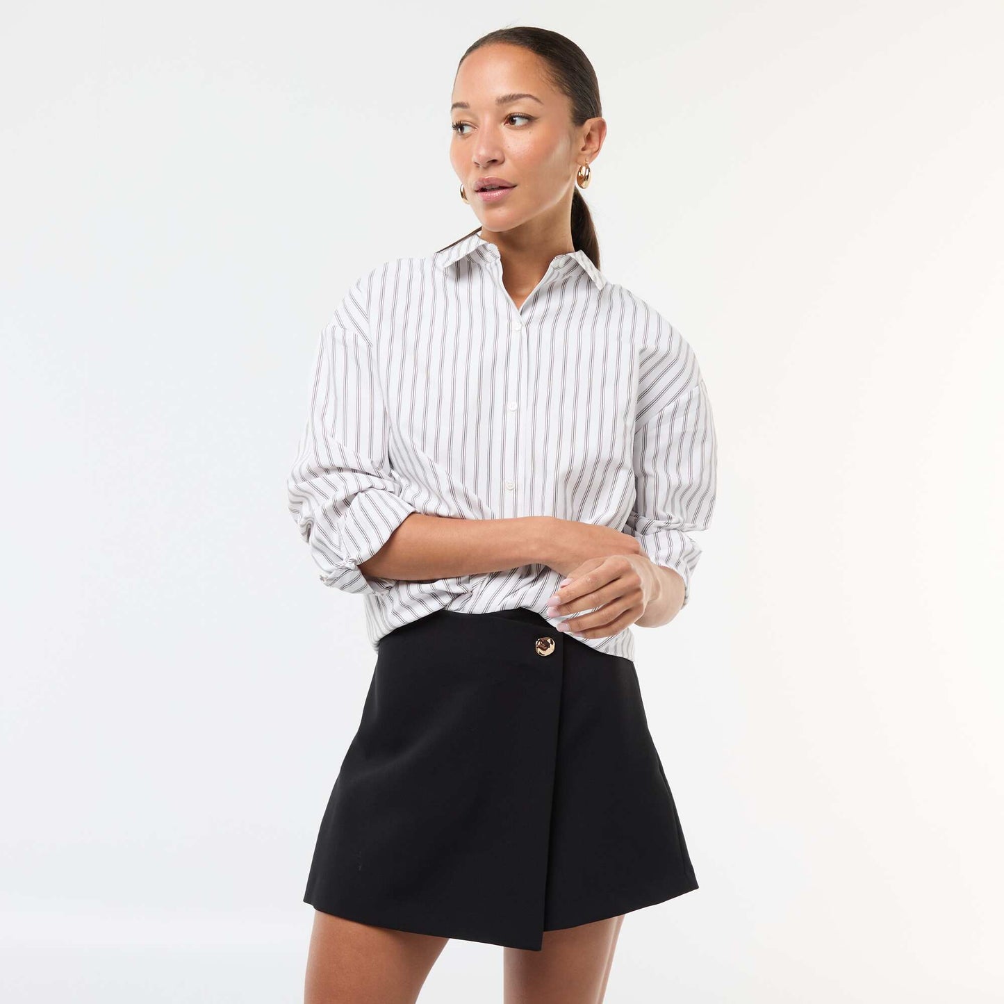 Falda pantalón asimétrica con botón dorado NEGRO