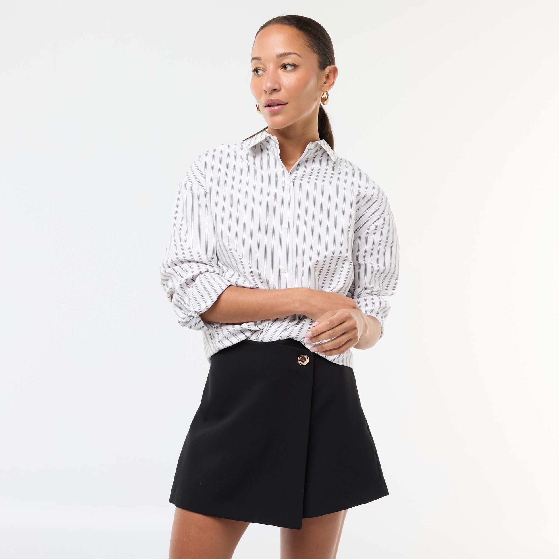 Falda pantalón asimétrica con botón dorado NEGRO