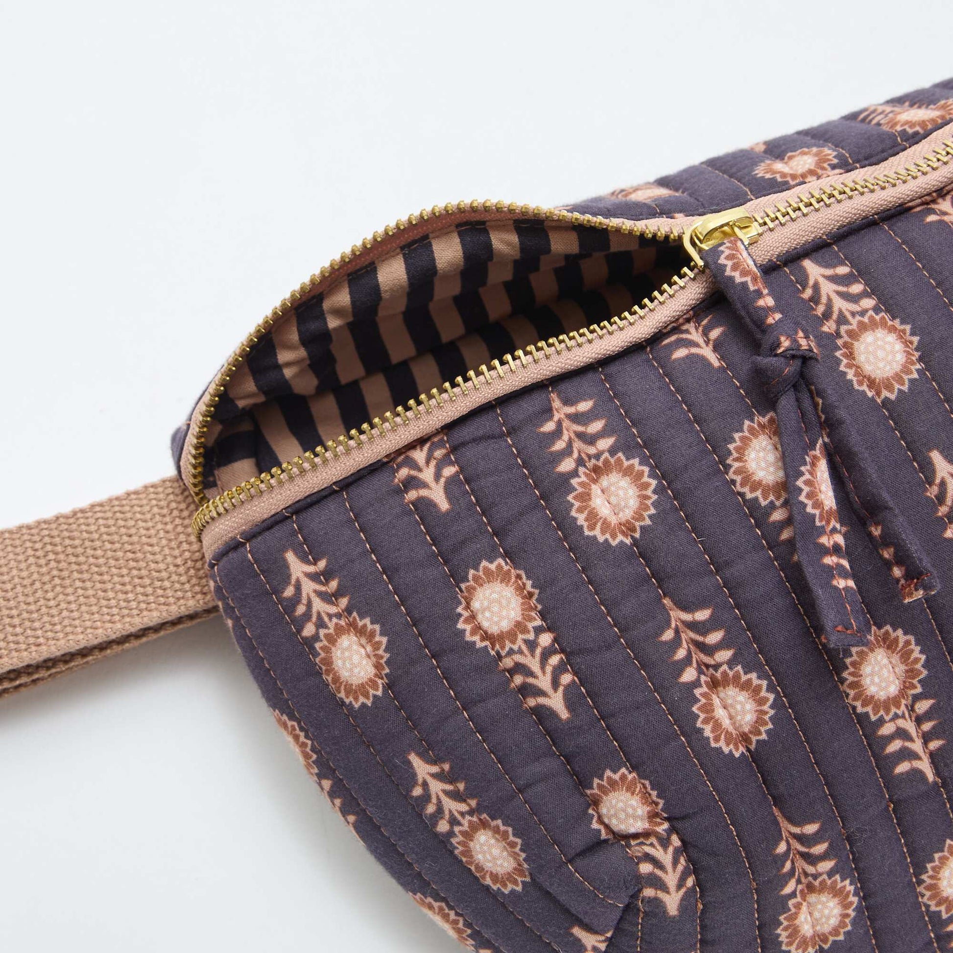 Riñonera con estampado fantasía PURPURA