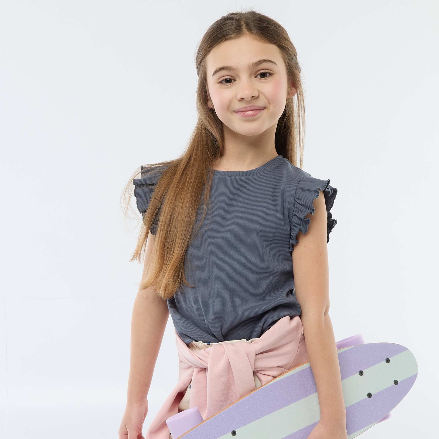 Camiseta de canalé con mangas con volantes GRIS