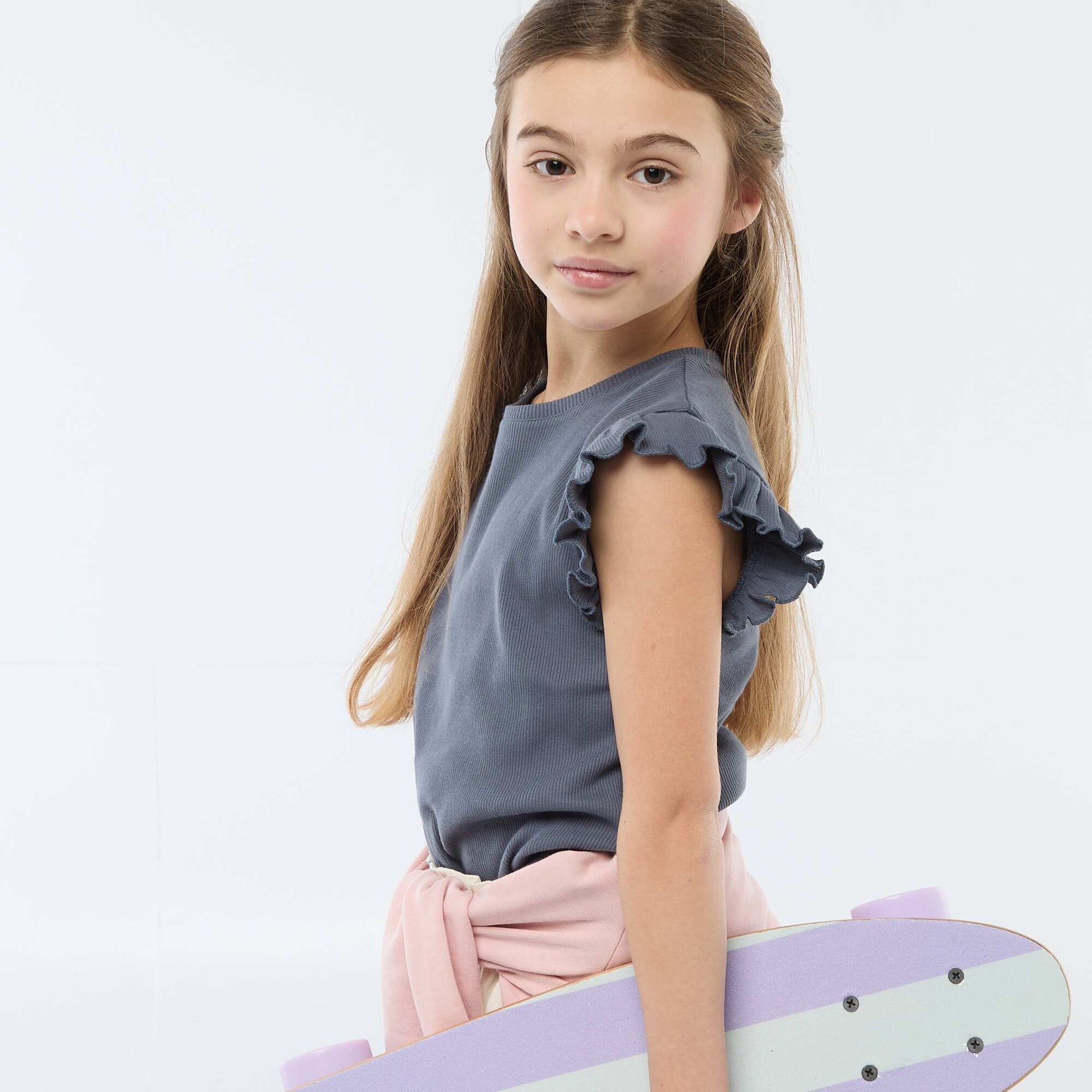 Camiseta de canalé con mangas con volantes GRIS