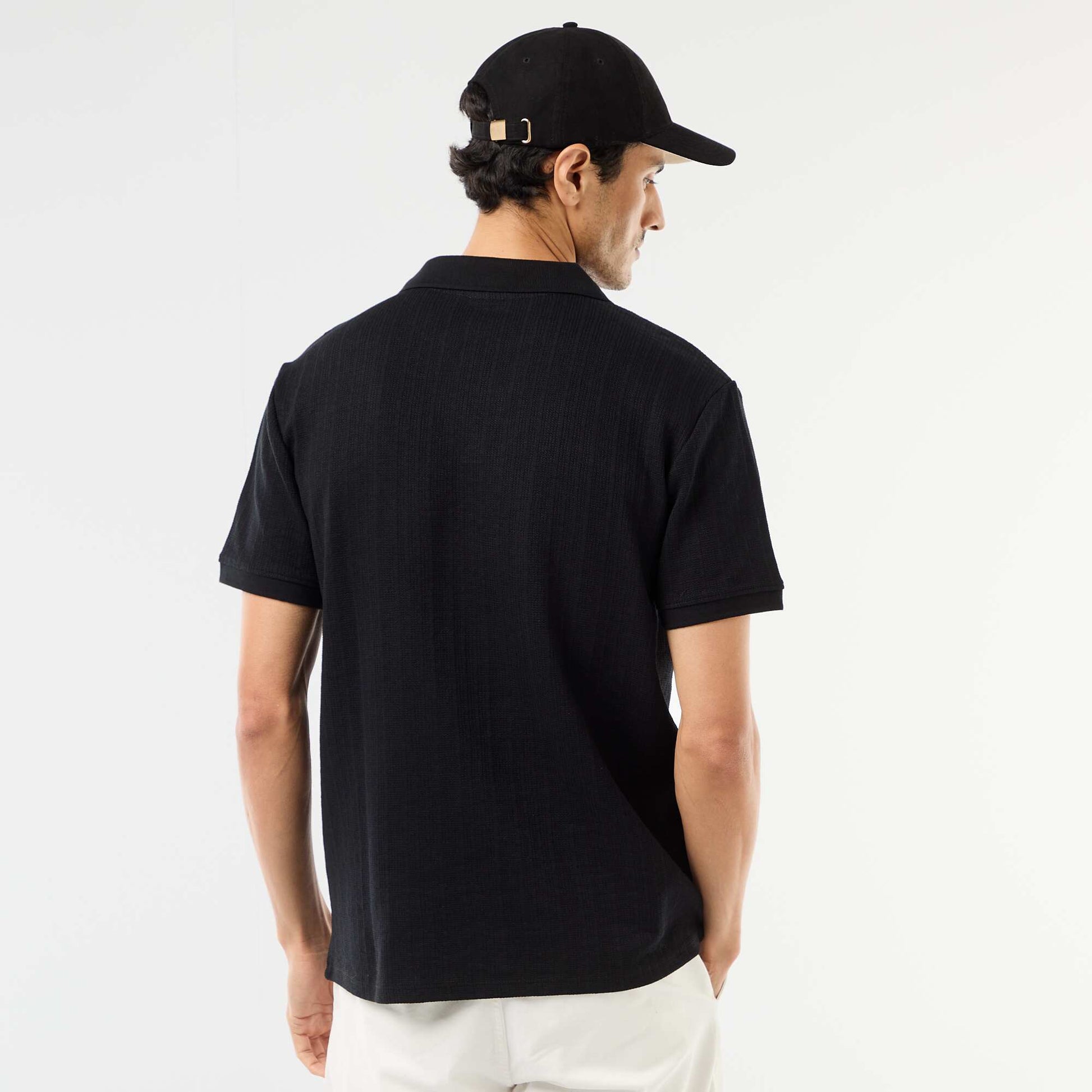 Remera de manga corta y material en nido de abeja NEGRO