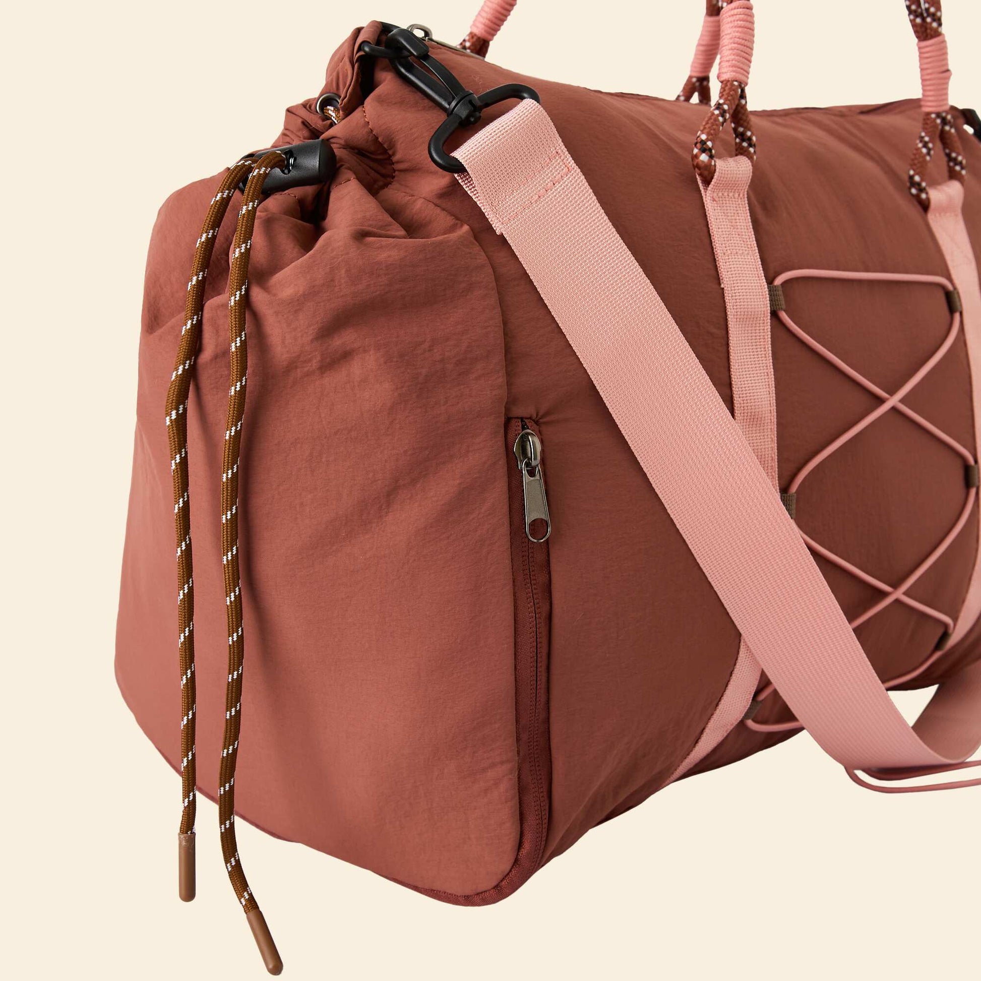Bolsa de deporte con bolsillos exteriores y compartimento para calzado MARRON
