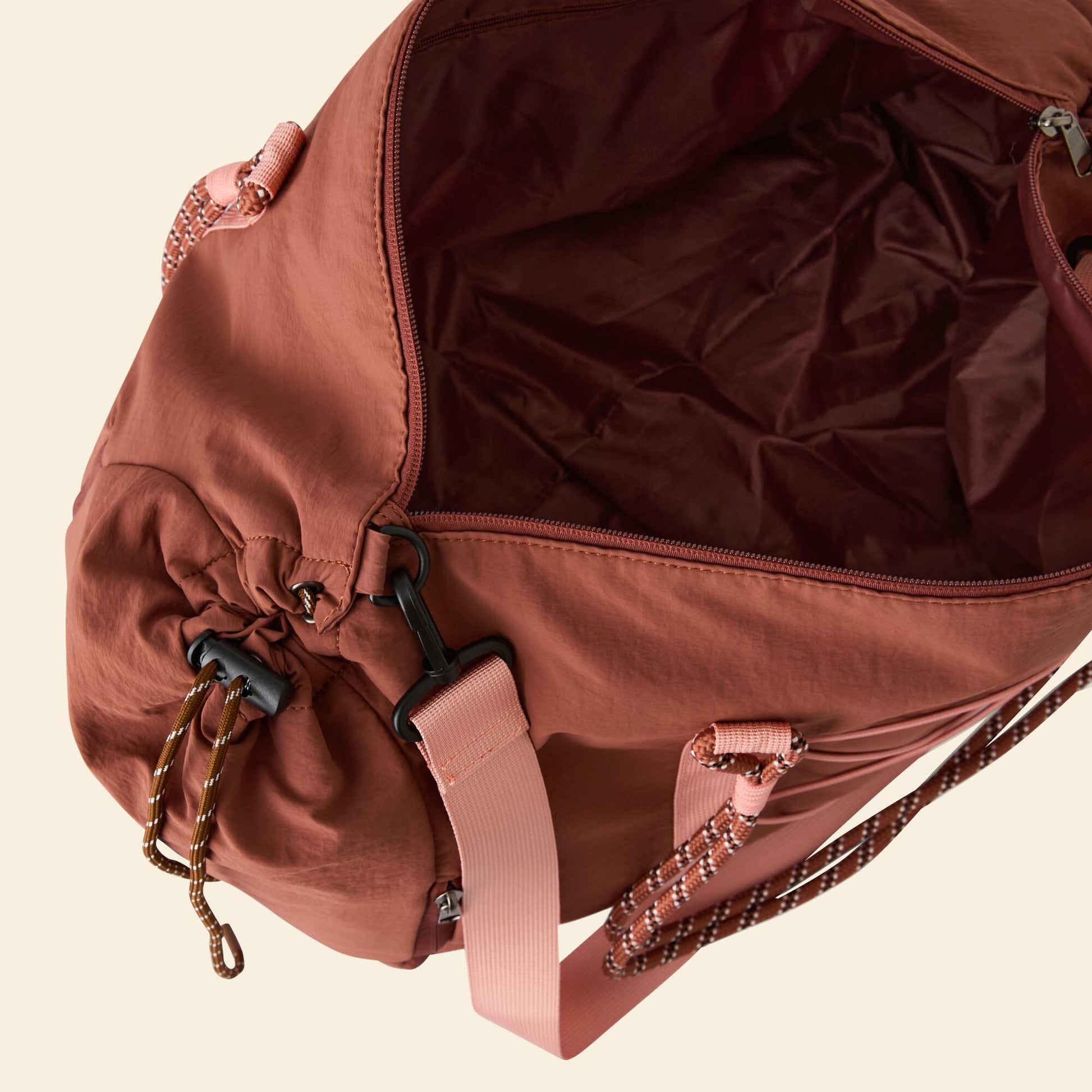 Bolsa de deporte con bolsillos exteriores y compartimento para calzado MARRON