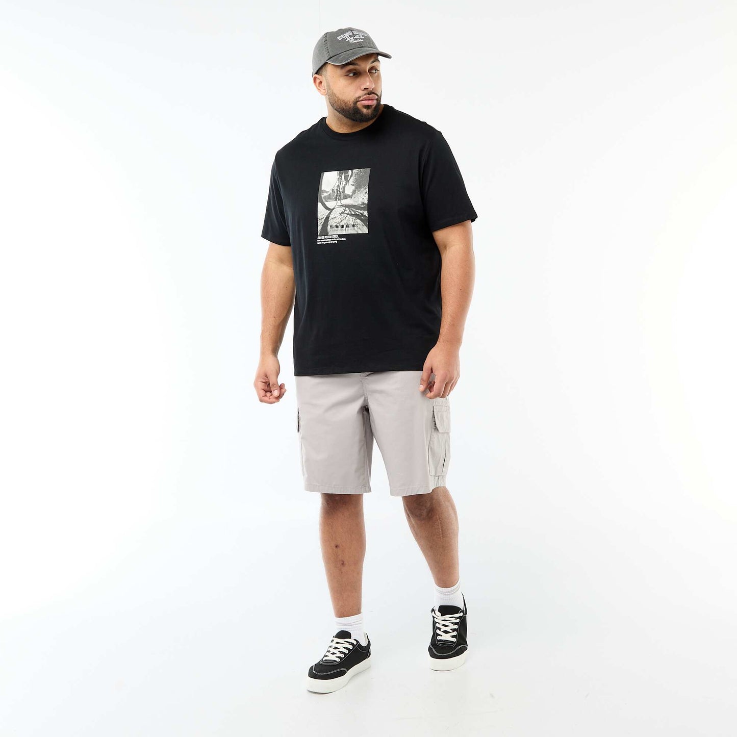 Camiseta estampada de manga corta y cuello redondo NEGRO
