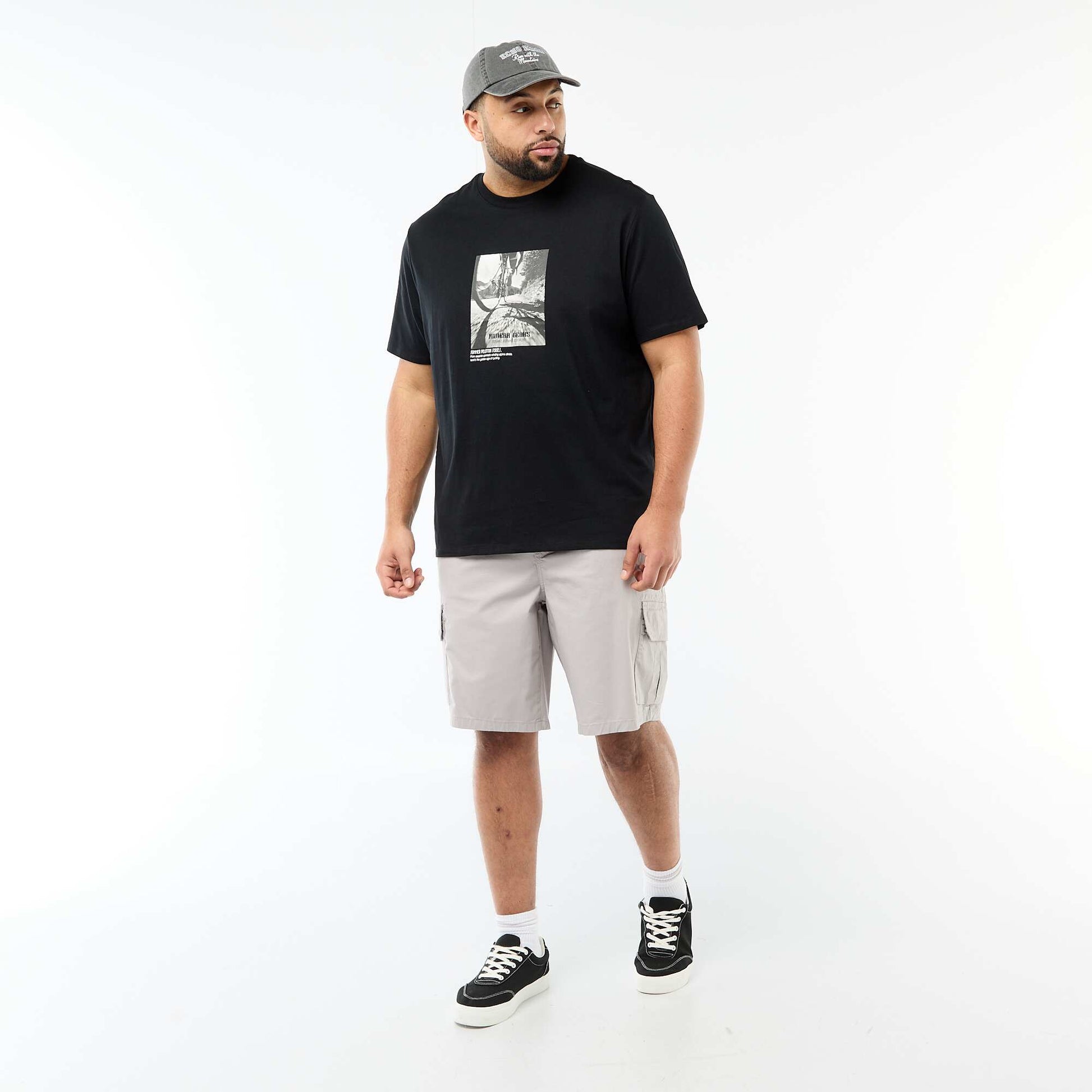 Camiseta estampada de manga corta y cuello redondo NEGRO