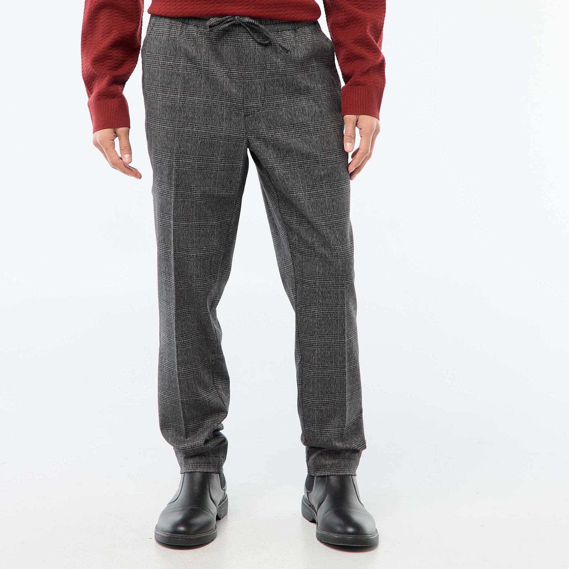 Pantalón estilo 'jogger' de cuadros NEGRO