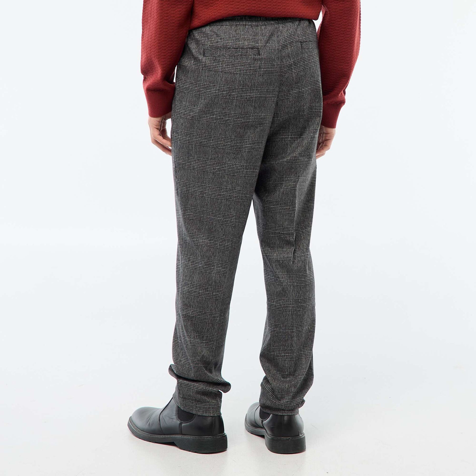 Pantalón estilo 'jogger' de cuadros NEGRO