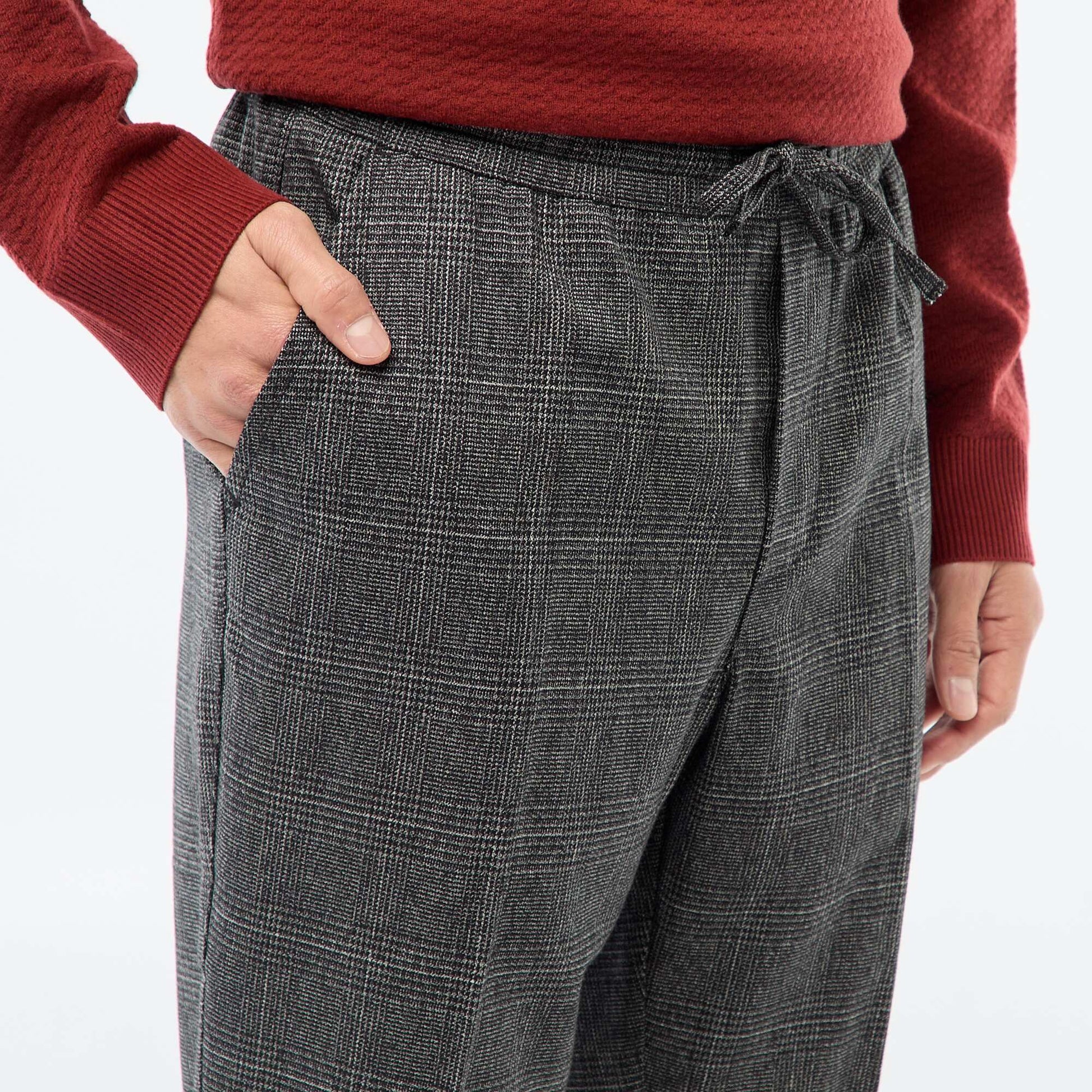 Pantalón estilo 'jogger' de cuadros NEGRO