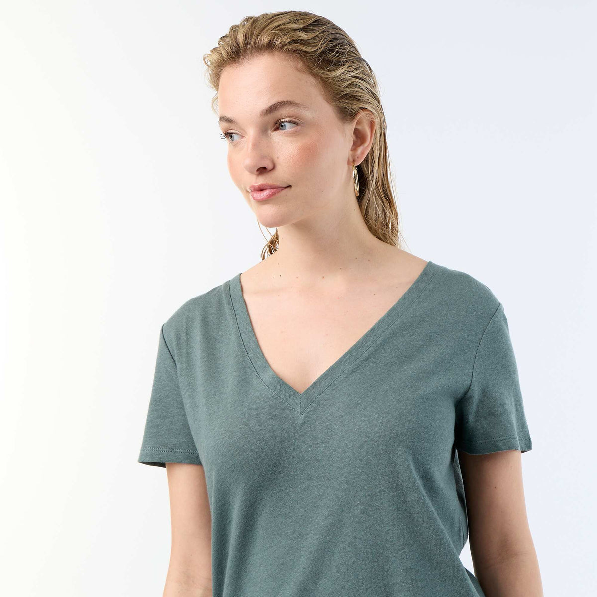 Camiseta básica de manga corta con cuello en pico VERDE