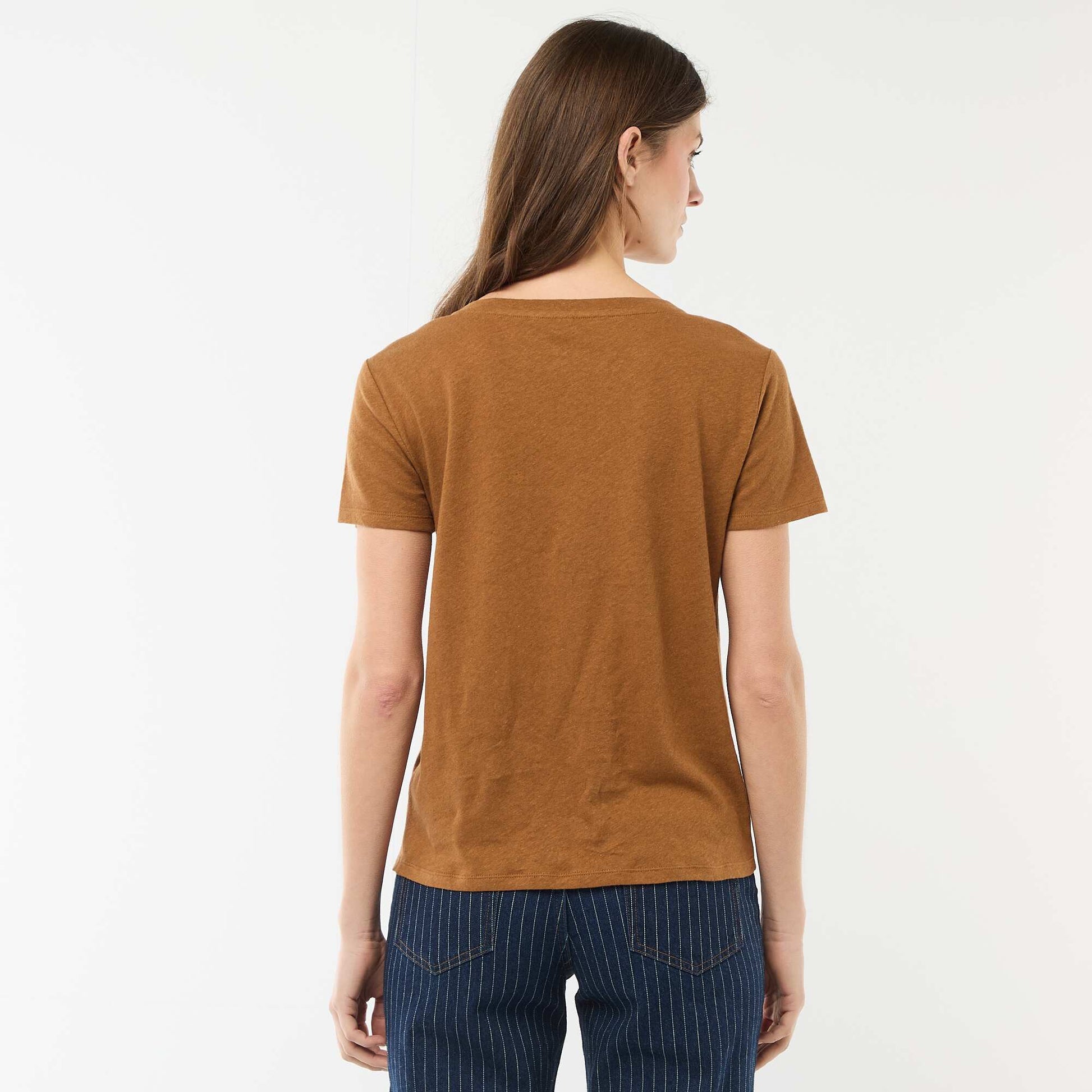 Camiseta básica de manga corta con cuello en pico MARRON