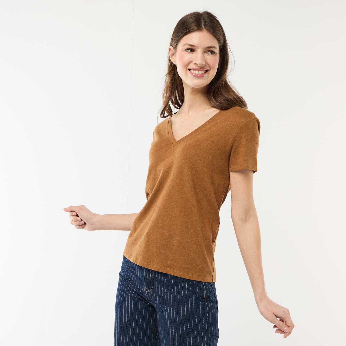 Camiseta básica de manga corta con cuello en pico MARRON
