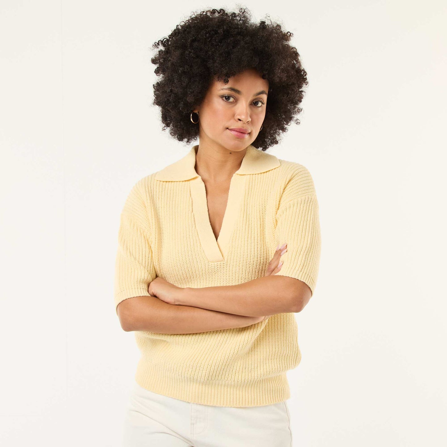 Sweater estilo remera con escote en V AMARILLO